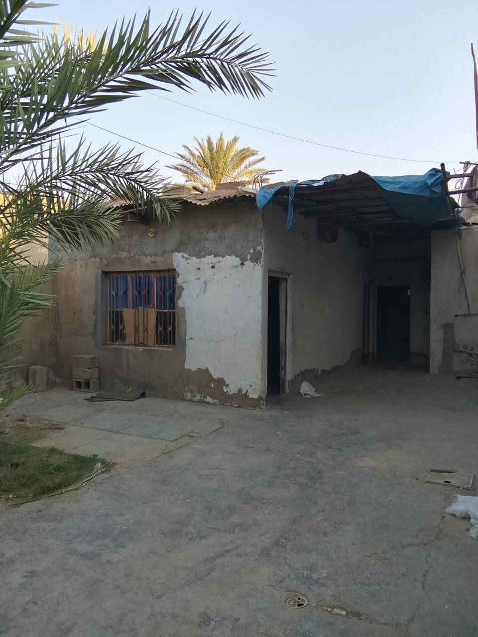 سلام عليكم يوجد لدينا بيت لليجار يحتوي على مرافق + حمام  + استغبال + غرفة واحد + مطبخ + ترك + حديقة وطرما واسعا الفيديو للتوضيح المساحة 150 السعر اليجار 200 او بي مجال  العنوان المعوقين قرب صيدلية عطر الرند للستفسار ***********
