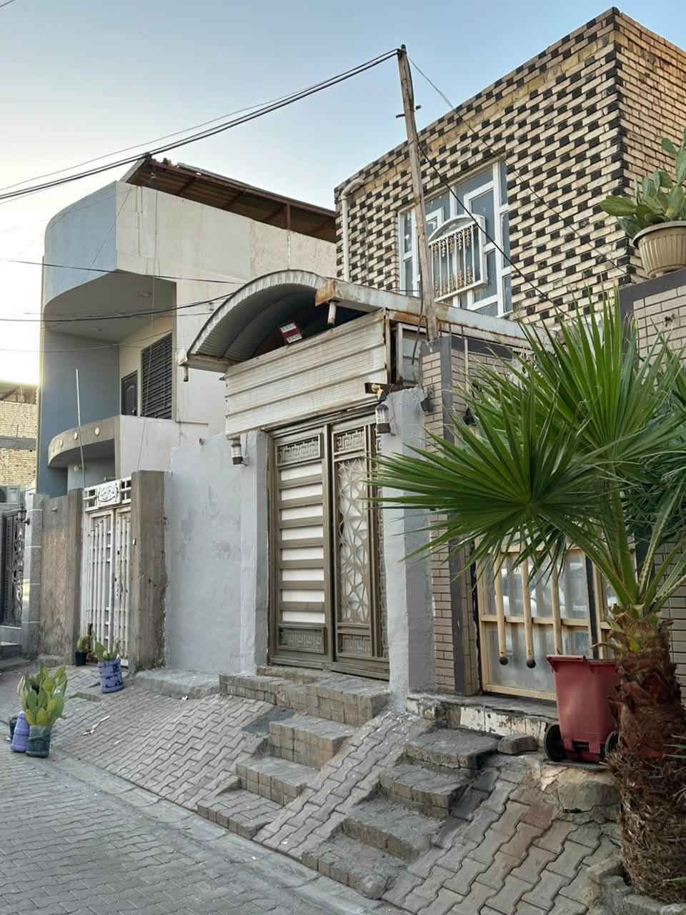 بيت في حي الشهداء للبيع
مقابل بريد الهندية اول فرع خلف التجاري المساحة 100 م الواجهة 5 والنزال 20 يحتوي البيت على طابقين غرفة واستقبال وصاله ومطبخ وصحيات عدد 2
والطابق الثاني غرفة وصالة
شليمان طابوق جمهوري بناء نظيف
السعر 135 مع المجال
التواصل واتساب او اتصال ***********
