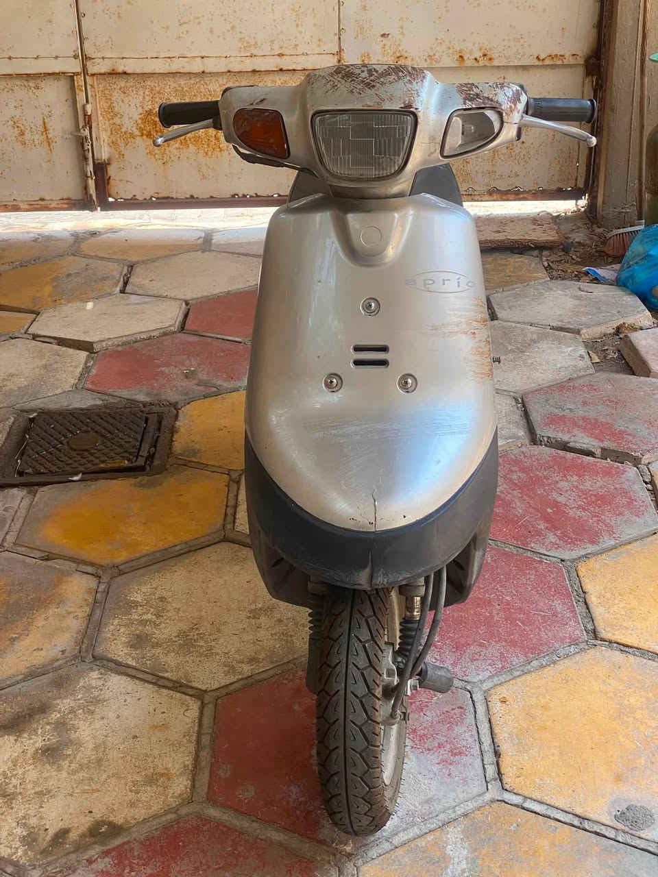 السلام عليكم 
دراجه ياماها نوع بطه مستخدمه استخدام كد روحه ورجعه للشغل مكينه وكهربائيات شغالات برغي ما مفتوح بييه ماخذهه من وكيل اصوليه ماشيه ٣٠٠٠٠ 
مكاني القبله حي الجامعه 
وقت التواجد من ساعه ١٠ ص للساعه ٣ ضهرا 
السعر ٥٥٠ الف وبييه مجال بسيط 
للتواصل ***********
