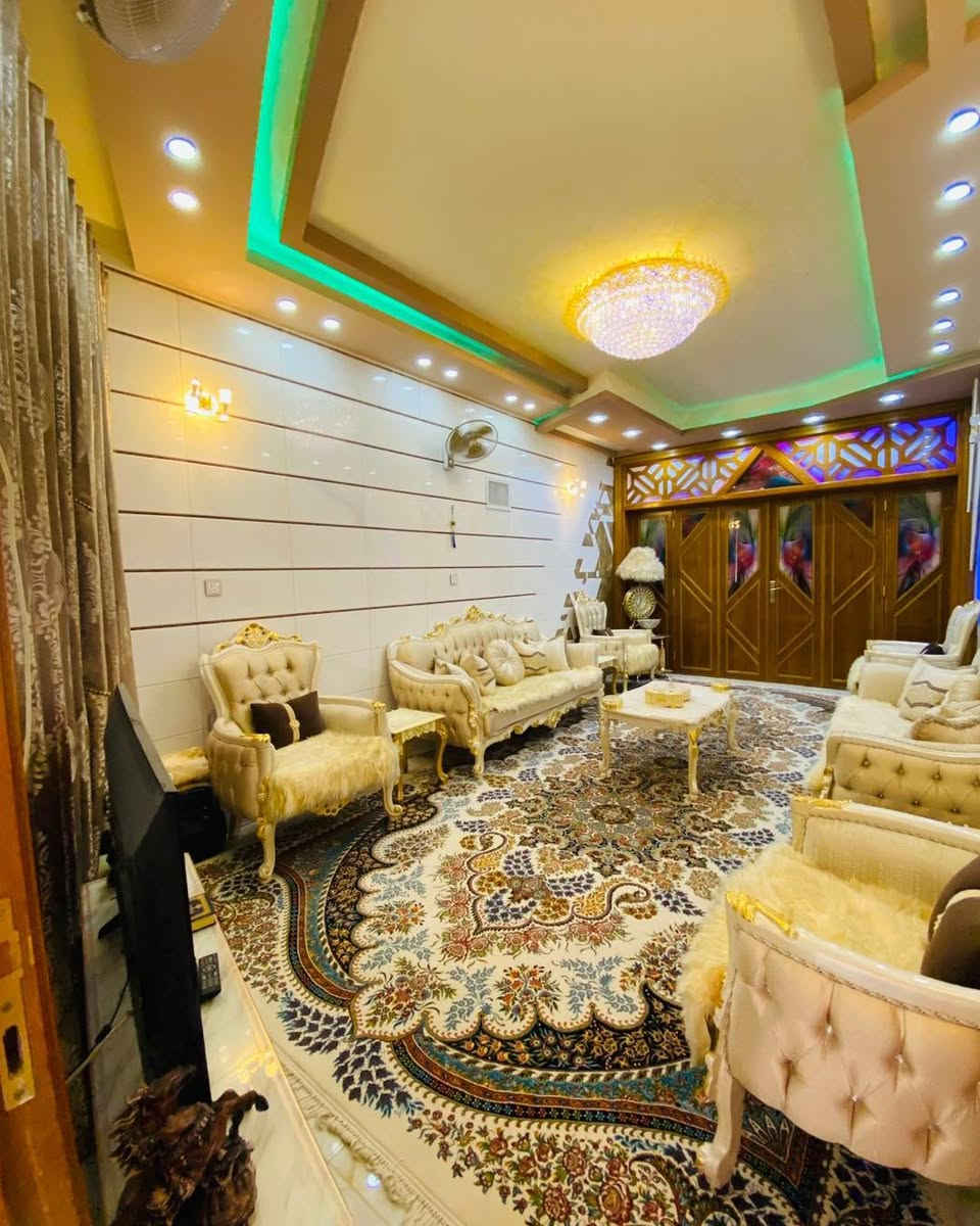 مكتب اياد اعلان عن دار للبيع150حي النداء  النجف الأشرف 🧿اللهم صلِ علىٰ محمد وآل محمد 🧿نظام المودرن الحديث فول
التفاصيل:عندك عقار للبيع او مراوس دار قطعه ارض مرسله مكتب على رقم مكتب المساحه150م منطقه46حي النداء 
- الطوابق: طابقين 
- 3غرف نوم بيت نظام سويت 
- البناء: فول vip
- الموقع:النداء  للبيع او مراوس 
- التصميم: vip

الطابق الأول:مطبخ  صاله استقبال  صحيات 

الطابق الثاني:2غرف نوم صاله صحيات نظام سويت 

التواصل:مكتب اياد للعقار  السعر المجال 

- مكتب : ***********/***********
- العنوان: حي السلام شارع المكاتب او شارع ابو دجاج قرب شارع مستوصف 

هذا الإعلان يظهر دارًا فاخرًا للبيع، مع تصميم عصري وتصميمات أنيقة.
