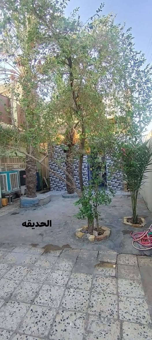 سلام عليكم بيت طابو للبيع 
مساحته 221,

موقع البيت حي العمال 
قرب مستوصف الشهداء 
البيت يتكون من 
غرفتين وصاله ومطبخ 
واستقبال وصحيات داخليه و خارجيه 
كراج+حديقه 
للتواصل  الانتصال على
***********
