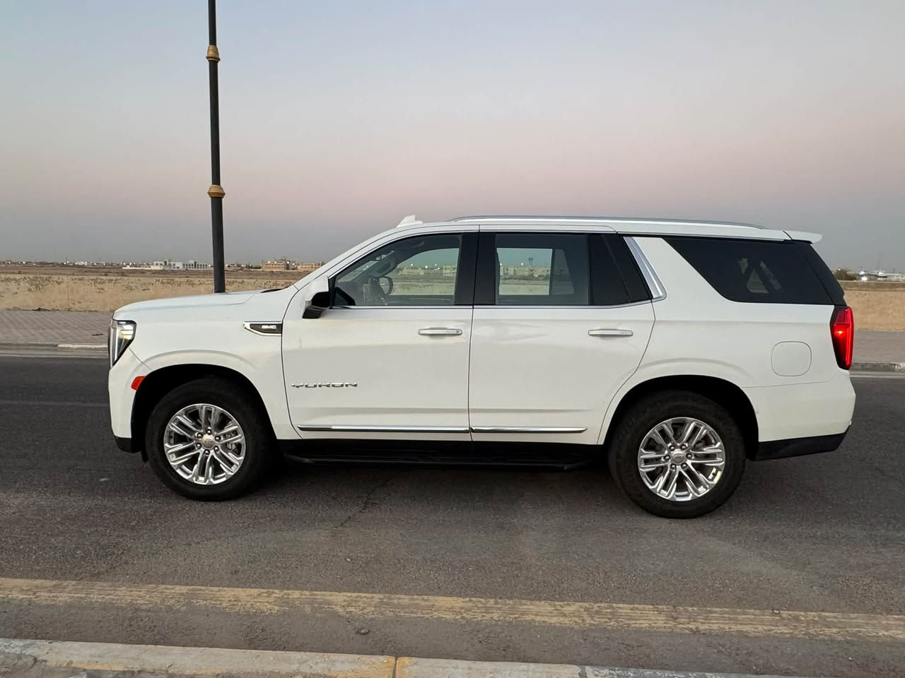 GMC Yukon SLT 2024 جمسي 
* محرك V8 5.3L
* دبل 4WD + دفع ثنائي 2H
* گير أوتوماتيك 10 سرعات
* 8 راكب
* دواخل جلد
* مقاعد أمامية تدفئة تبريد
* شاشة ومواصفات أمان متكاملة
* لون أبيض، شكل SLT
* رقم بصرة كتاب شهداء 
* حادثها 3 قطع چاملغين وبنيد
* مكان السيارة البصرة السعر 42,000$
* للأستفسار ***********
