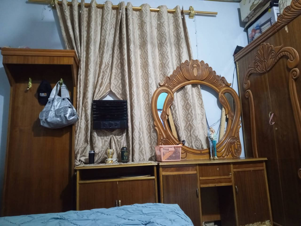 غرفه اخشاب • ٥ أبواب • ميز تواليت