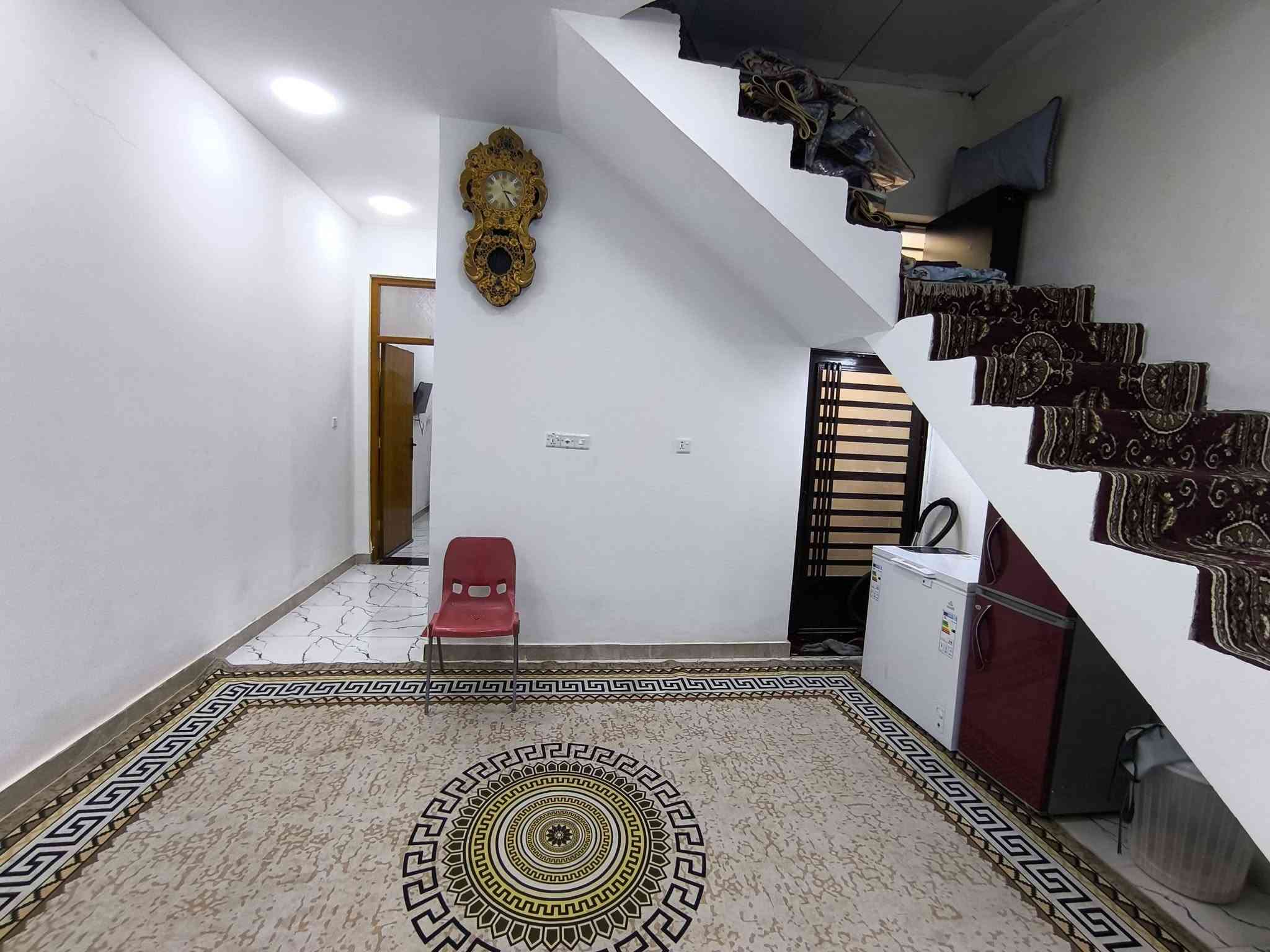 السلام عليكم دار سكن للبيع في الكوت منطقة حي الحكيم نزلة عميد جادر بالقرب من سكلة ابو حسن وبالقرب من شارع 30 مساحتة 100م البناء طابوق والسقف صب مسلح والارضية والجدران سراميك ويتكون البيت من غرفة وصالة واستقبال ومطبخ وصحيات داخلية وخارجية ومرقم من قبل البلدية السعر 35 وبي مجال الإستفسار الاتصال على هذا الرقم ***********
