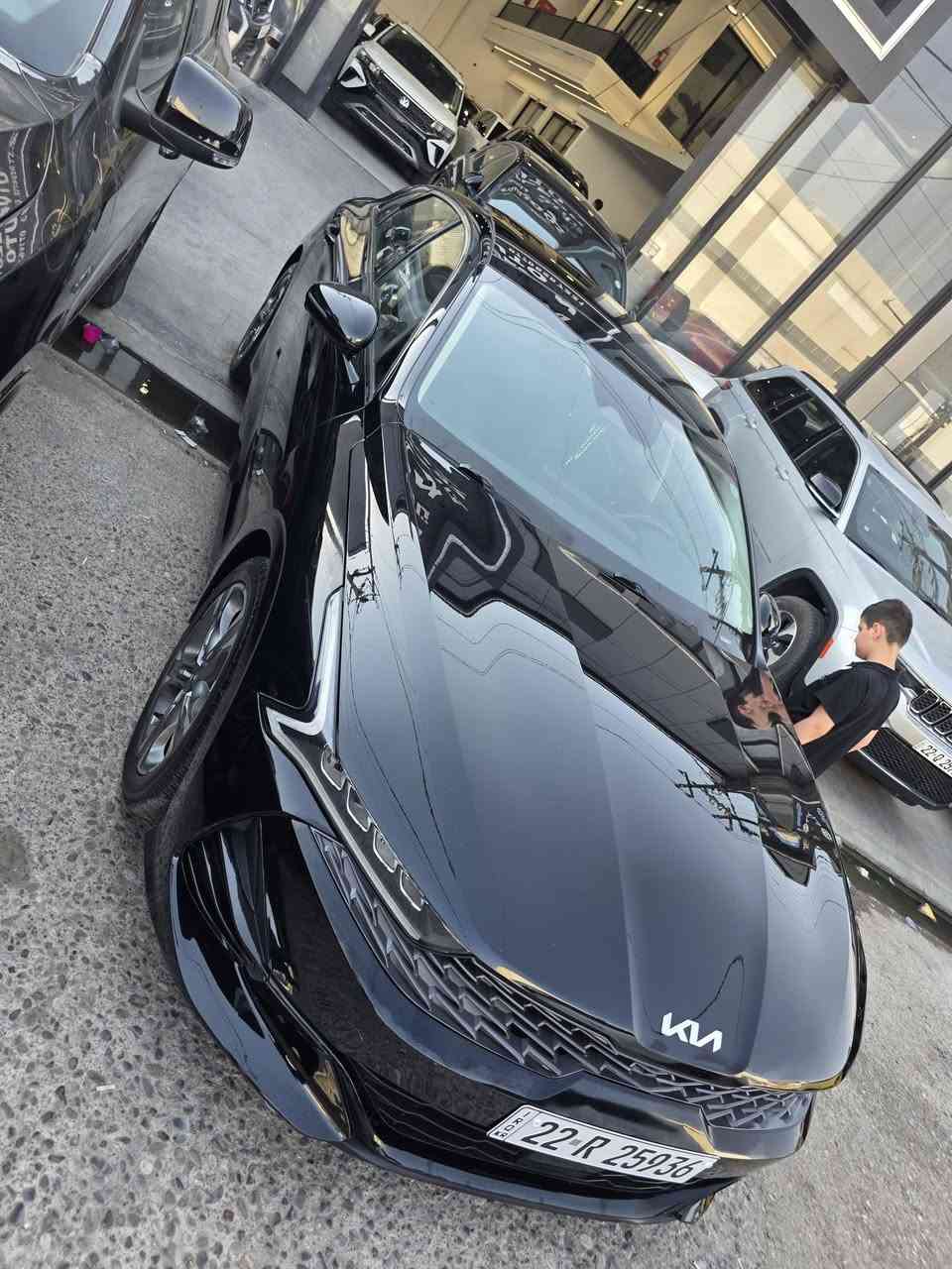 السلام عليكم حبايب 🩶
🚘 للبيع كيا K5 EX موديل 2024، اللون اسود، وارد أمريكي، سيارة نظيفة جداً، جاهزه ومناقصها اي شي 

✨ المواصفات: Ex اعلى فئه

* محرك 1.6 Turbo GDI.
* جير أوتوماتيك 8 سرعات.
* 4 أوضاع قيادة: Smart - Custom - Sport - Normal
* قيادة شبه ذاتية (Lane Following Assist).
* مثبت سرعة ذكي (Smart Cruise Control).
* تحذير الخروج عن المسار مع تصحيح المسار.
* بريك طوارئ تلقائي (Automatic Emergency Braking).
* نظام الثبات الإلكتروني (ESC).
* نظام مانع الانزلاق (Traction Control).
* مراقبة النقطة العمياء (Blind Spot Monitoring)
* كاميرات 360°
* كاميرا خلفية مع حساسات أمامية وخلفية.
* شاشة كبيرة تدعم Apple CarPlay وAndroid Auto.
* نظام صوت BOSE الأصلي.
* تشغيل بصمة وبصمة أبواب (Smart Key).
* تشغيل عن بعد.
* مرايا شفط وقلاب كهربائية.
* فتحة سقف بانوراما.
* مقاعد جلد 
* مقاعد أمامية كهربائية.
* تبريد وتدفئة للمقاعد الأمامية.
* تدفئة المقود.
* ميموري (Memory Seat) لمقعد السائق.
* شاحن لاسلكي.
* مكيف أوتوماتيك دبل زون.
* إنارة LED أمامية وخلفية.
* حساسات إنارة أوتوماتيكية.
* Auto Hold.
* فرامل يد إلكترونية (EPB).
* الدشبول صاجي 

📌 العداد: ٥٨ ألف Mile.
📌 الحادث: صندوق اصبعين بل بونت الحادث موجودة ضمن الصور 
📌 السيارة إيرباك، ستيرن بدون لغود، بدون شواصي، 
📌 رقم أربيل حره بأسمي تحويل ثاني يوم سنويه
العنوان اربيل عنكاوه
📞 للتواصل: خاص أو على الرقم ***********
