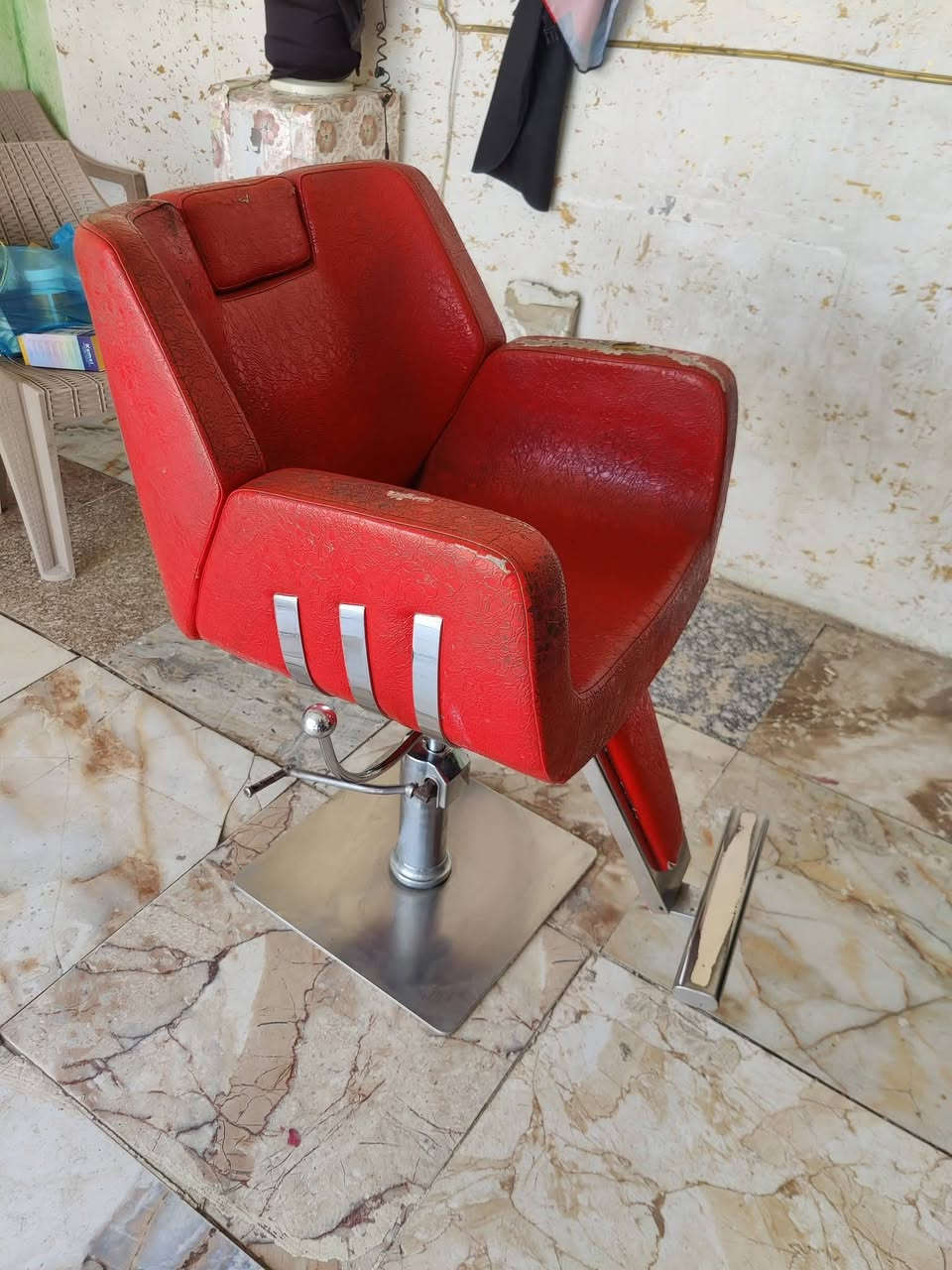 سلام عليكم للبيع والسعر مناسب جدآ  لان محاج فلوس مرايه +فاترينه +كراسي كله شغال السعر 150كلهن العنوان محموديه  خاص او اتصل واتساب ***********
