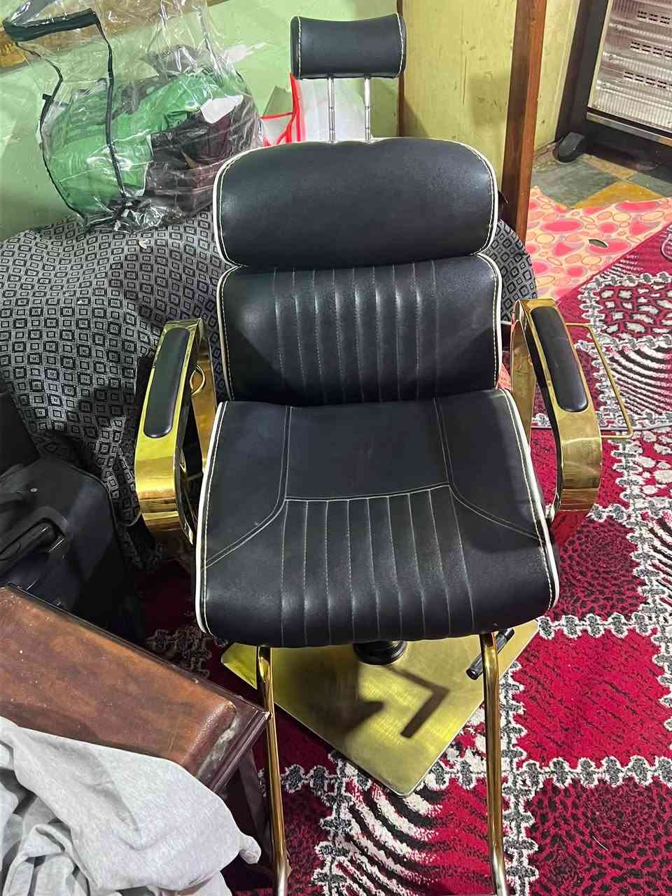 كراسي حلاقة للبيع *********** +مرايات
