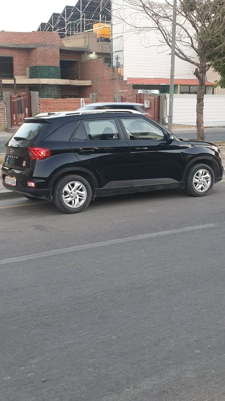 🚗 للبيع | هونداي فينيو (Venue) 2023 – فول مواصفات حادثها خفيف

- الموديل: 2023

- الوارد: أمريكي

- اللون: اسود

- المسافة المقطوعة:70 ألف ميل

المواصفات:

✅ تشغيل بصمة (Push Start)

✅ تشغيل عن بُعد (Remote Start)

✅ دخول ذكي (Keyless Entry)

✅ رادارات وأنظمة أمان

✅ حساسات

✅ كاميرا خلفية

✅ شاشة مع Apple CarPlay وAndroid Auto

✅ مثبت سرعة

✅ نظام المحافظة على المسار

✅ نظام التحذير من الاصطدام الأمامي

✅ تنبيه النقطة العمياء

✅ تحذير حركة المرور الخلفية

✅ جنوط ألمنيوم

✅ إنارة LED

✅ تكييف ممتاز

السيارة نظيفة وجاهزة للاستخدام، موقعها بغداد السعر 140$

للاستفسار والمزيد من التفاصيل يرجى التواصل على الرقم
 ***********
