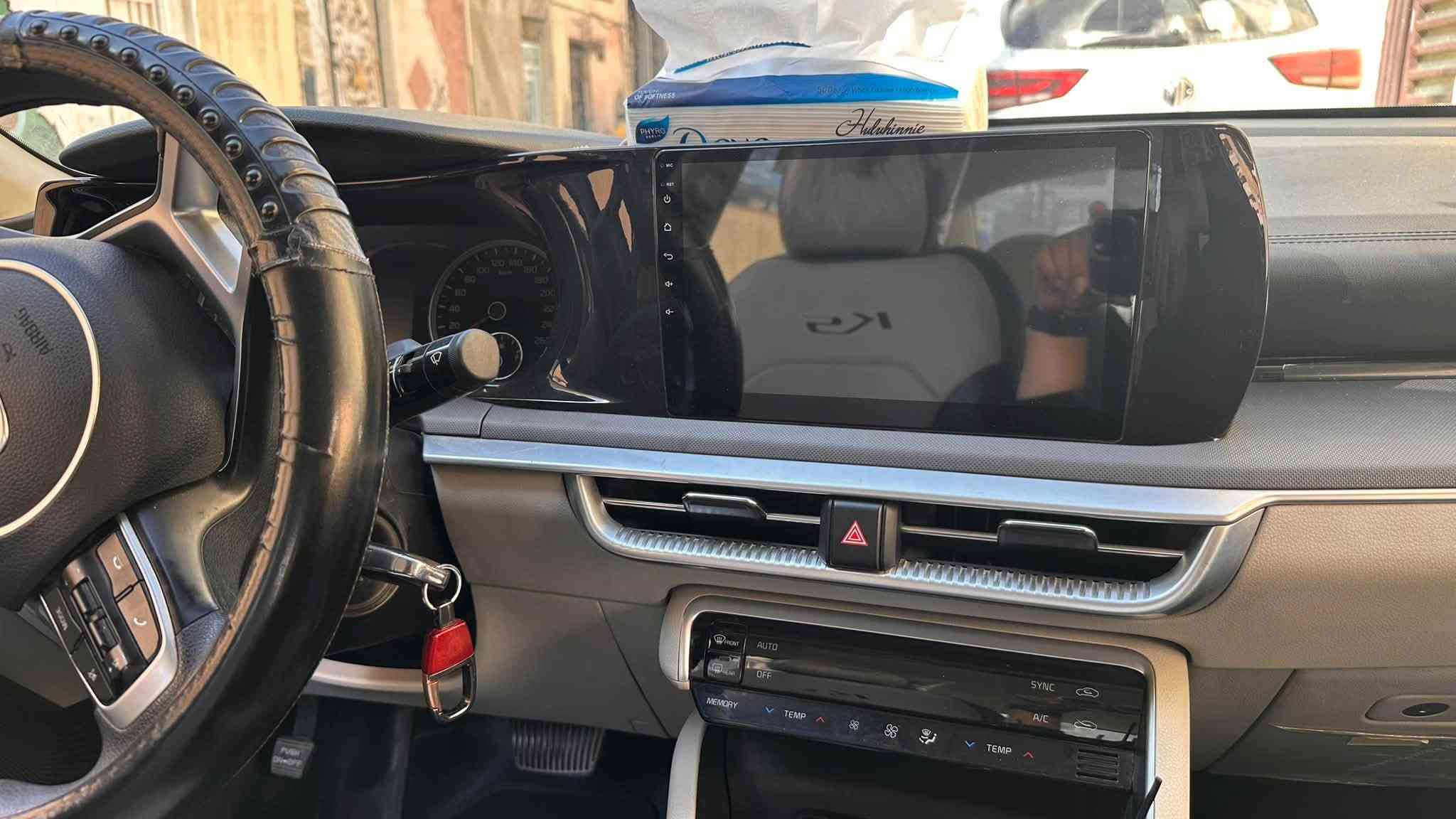 السلام وعليكم اخوتي K5 خليجي شركه دوليه العراقيه
موديل 21 رقم بغداد بأسمي تحويل لون ابيض 
مواصفات السياره 
محرك 2000 دوش
تبريد بيانو قطعتين 
حساسات خلفيه اماميه
مري شفط
فول تحكم ستيرن
كامره خلفيه 
مقاعد جلد 
الارضيه مدوشمه كلها جلد 
شاشه كبيره تدعم كار بلي 
لدات نهاريه والمواصفات الباقيه معروفه شركه دوليه العراقيه 
صارت عندي صبغ بالجنطه
الاربكات الشاصي لغد كلها مكفوله 
الباقي مكفول 
دهن كله اصلي بانزين السياره على ايدي كلها على وضع الشركه محرك كير برغي ممفتوح بيها 
سعرها 180 وبيها مجال بسيط 
بغداد الكرخ 
اذا عجبتك تشلع عيوني واذا معجبتك اعبر المنشور بكلمه حلوه 
***********
