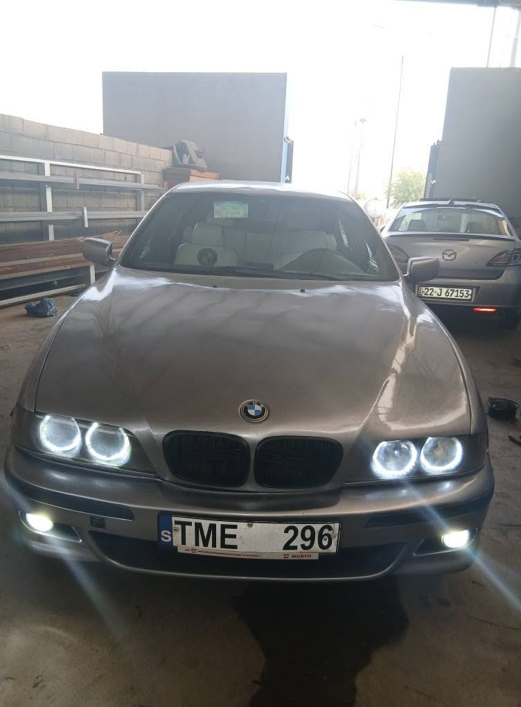 bmw e39 1998 مەکینە 523 گێڕ عادی بیلاد 
چوار تایەی نوێی ئەوڕووپی 
کلاج بەنجی برێک و استاپی و هەموویم تازە گۆڕیوە سبۆغیم تازە کردووە  لایت و کارەبایی ناوەو دەرەوە  هەمووی بەشەرت جامەکانی تۆماتیکن بەکۆنتڕۆڵ داخرێن و ئەکرێنەوە بیلاد حەساسی دوواوە سکوێریتی  تەبریدی مەزبووت ئاگر دزینی نییە و پاتری نوێیە بێ لێدران بێ خایس بەشەرت گێڕو مەکینەو ئەکسلی بەشەرت مەکینەشی تازە گۆڕاوە سەیارەیەکی تابڵێی بە هەڵمەت و ئابوریانەیە بەنزین زۆر کەم ئەخوا 
خۆم سەیارەکەم نوێکردۆتەوە 
تەنها دوو فلنجەی پێشەوە نوێن بەڵام تۆڕنەیان ئەوێ و حەساسەکانی ئەی بی ئێسی لەسەر نییە بەڵام سەیارەکە وەسفی ناوێ 
سەیارەکە مەنەفێستەو نرخی 39 گەڵاو معامەلە
***********
*********** أربيل, العراق
