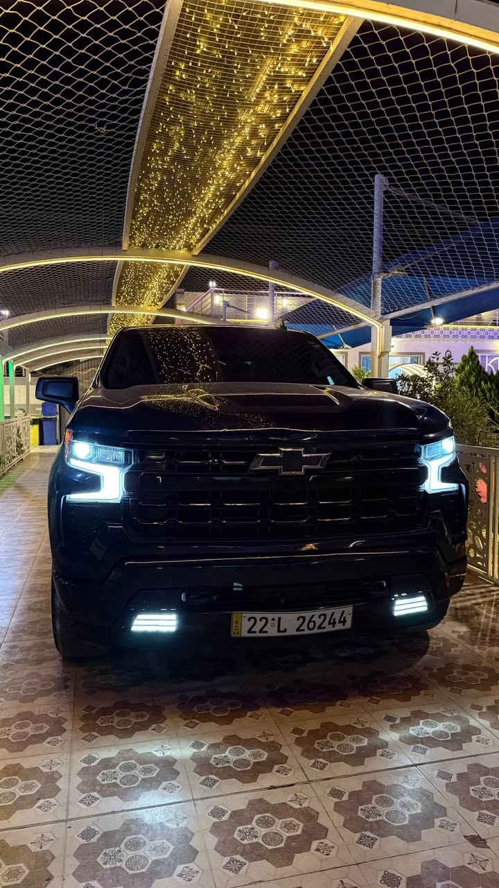 للبيع
شيفروليه سلفرادو LT موديل 2023 (الشكل الجديد)
 الموديل: 2023
 الفئة: LT
 الحجم:( باب طويل بدي قصير)
 اللون: كحلي مميز (Dark Ash Metallic)
 المحرك: 4 سلندر 2.7L TurboMax (قوة 310 حصان / عزم 583 نيوتن.متر)
نوع الكير: أوتوماتيك 8 سرعات علاّگ (مع التحكم اليدوي + / -).
 نظام الدفع: رباعي 4x4 (مع أوضاع قيادة متعددة)
المواصفات والتجهيزات:
 الخارجية:
 إضاءة LED بالكامل (أمامي وخلفي) + كشافات نهارية
 جنوط ألمنيوم سوداء مقاس 20 إنش مع إطارات مشلن (Michelin) خلفيه جديده
 دواسات جانبية سوداء
 هوك قلص خلفي جاهز للقطر مع درجات صعود على زوايا الصندوق
 الداخلية والتقنيات:
 شاشة مركزية كبيرة مقاس 13.4 إنش تدعم Apple CarPlay و Android Auto لاسلكياً
 لوحة عدادات ديجيتال بالكامل مقاس 12.3 إنش
 تشغيل عن بعد + دخول ذكي بدون مفتاح
 مكيف أوتوماتيكي ثنائي المناطق
 أنظمة الأمان:
 (كبح طوارئ ذاتي، تنبيه تصادم أمامي، ومساعد الحفاظ على المسار ومثبت سرعه نوعين)
 كاميرا خلفية عالية الدقة
السياره بدون حادث بدون أيرباك كلشي سليم فقط سرقه باب البدي ودعامية الامامية وموجود رقم شاصي ع خاص
السعر 280 وبيها مجال والسياره بعد احلى من الصور وسعرها نزلت منه متوازي على بيعتها وبدون كسران وسيارة نضيفة
تواصل:- *********** واتساب

