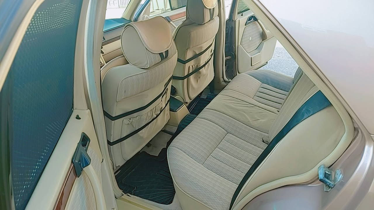 بيبي شبح حجم E220  موديل ١٩٩٤ اصلي 
محرك خراطيم ٤ سلندر اقتصادي 
محرك كير تبريد تدفئة كهربايات
بردة كهرباي سلايت روف كلها شغله 
السيارة على وضع الشركة صبغ عام حداديه كلها جديديه
ظخم تايرات جديد ويل كب جديد 
السعر ٨٥ ورقه وبيها مجال شي قليل 
للتواصل ***********
