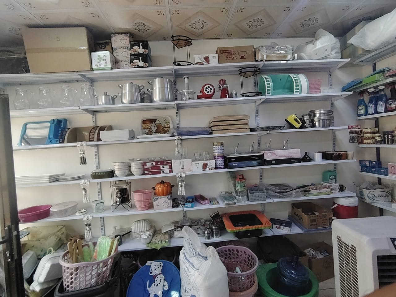 محل مواد منزليه ومنضفات للبيع
ابيع الاغراض شلع 
رفوف
مواد منزليه
منضفات
ميز
كرسي
مبردة
براميل فارغه
السعر 2000 وبيه مجال 
#ملاحظة المواد المنزليه بيها خزن هواي
الاستفسار اكثر  ***********
