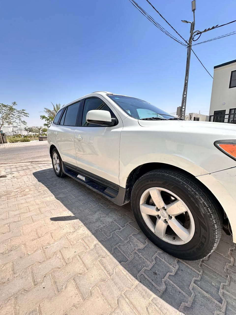 هيونداي سنتافي 2008 وارد كوري – مواصفات خاصة
🔹 محرك 2700 V6 – 6 سلندر
🔹 7 راكب
🔹 فتحة سقف
🔹 تدفئة كشنات
🔹 تحكم ستيرن صوبين
🔹 كشنات جلد أسود
🔹 تبريد 3 قطع
🔹 السيارة مجهزة بمنظومة غاز مركبة في الورشة الحكومية
🔹 موجود كارت الصيانة الخاص بالمنظومة
🔹 رقم بغداد إنكليزي جديد
🔹 الرقم باسمي ونقل أصولي

🎨 الحالة والصبغ:
نص جاملغ ونص باب صبغ فقط، والباقي حسب الفحص.

📌 السيارة مواصفات خاصة ومناسبة للعائلة، والفحص على المشتري
***********
