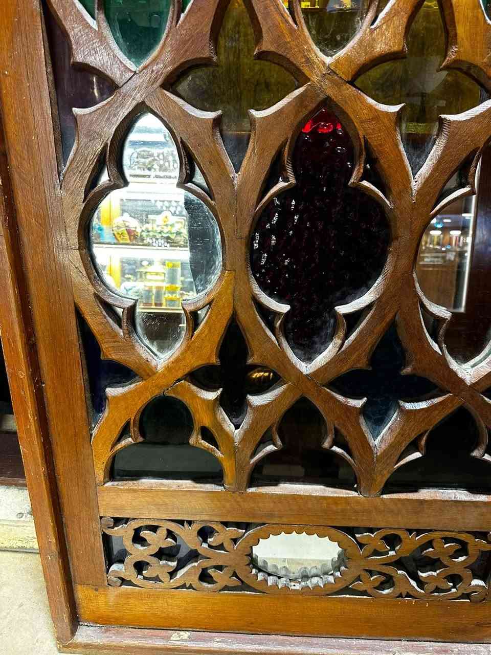روعة التراث العراقي البغدادي الأصيل  ( شبابيك الشناشل ) 
تحفة من عبق التراث، اجتمع فيها دفئ الخشب العتيق مع دقة الزخارف العربية والهندسية، وتداخل الزجاج الملوّن والمرايا ليمنحها جمالًا آسراً وتفاصيل تنبض بالحرفية. قطعة تجمع بين أصالة الماضي ورقي الفن، لتكون شاهدًا على مهارة الصانع وذوق الزمن الجميل . 

السلام عليكم 
شباك بغدادي خشب وجام ملون وزخارف خشبية .
. ارتفاع / 160 سم  
. عرض / 90 سم 
العنوان / بغداد / الكرادة / حي الوحدة / شارع سلمان فائق مجمع بازار أنتيك بغداد ) 
الطابق الأول 
- يوجد توصيل داخل و خارج العراق 
للاستفسار اكثر الاتصال 
*********** 
واتس اب او فايبر او مراسلة الصفحة.
