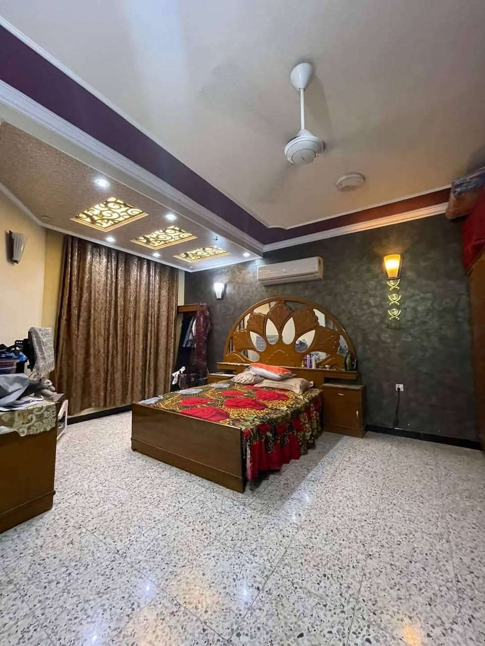 دار للبيع شعب شارع صحة خلف جامع لامبرقع  طابو ملك صرف مساحة ١٣١ متر بناء حديث ٢٠٢٠ درجة اولة متعوب عليه لبيت يتكون من ٣ طوابق طابق لأول ستقبال وهول ومطبخ وغرفة نوم وصحيات ومناور ٢ طابق ثاني يتكون من ٣ غرف وطابق ثالث غرفة وصطح 
سعر ٣١٥ وبي مجال للتواصل ***********
