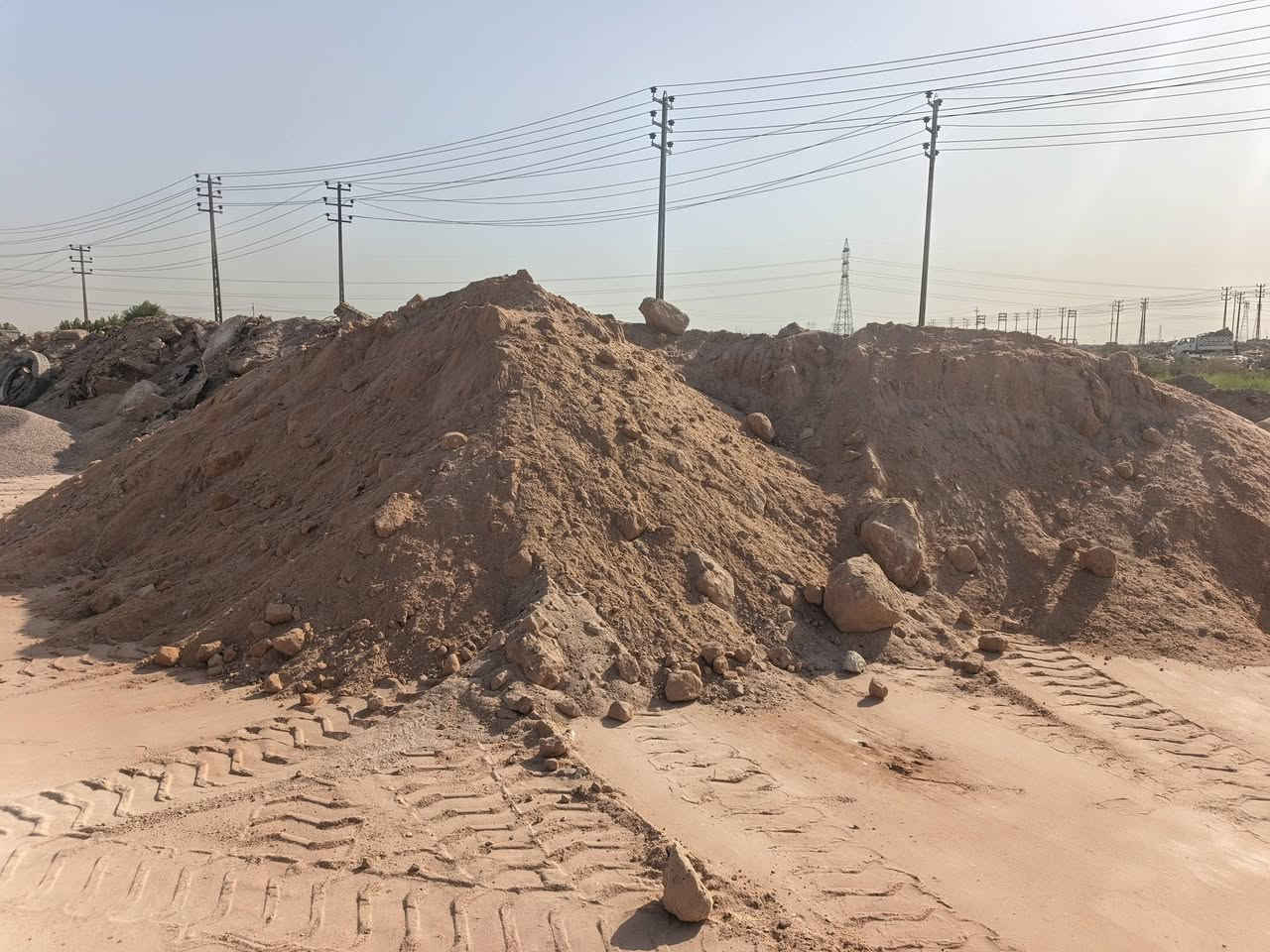 سلام وعليكم لتجهيز رمل خشن ولحصو وسبيس ورمل ناعم وجص و طابوك ***********
