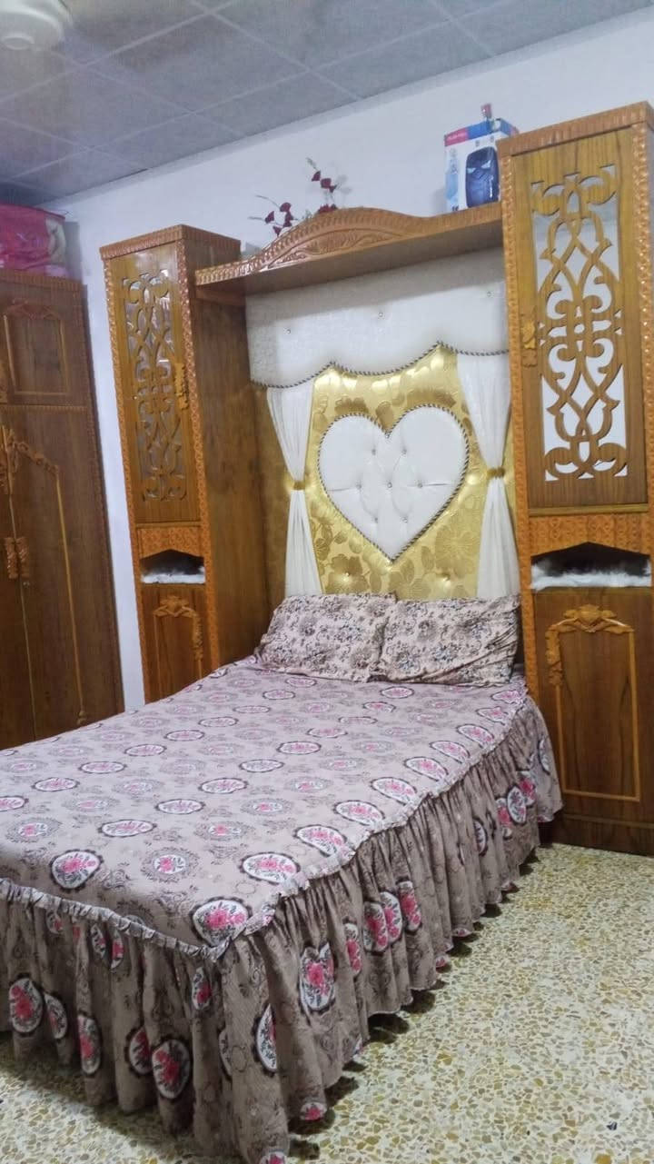 غرفه صاج درجه اوله فصلتها فصال اب 1مليون 700 نضافه فول بس المرايه يعوزه جامه شرط نضافه رايدها اب مليون وبيها مجال 

***********
