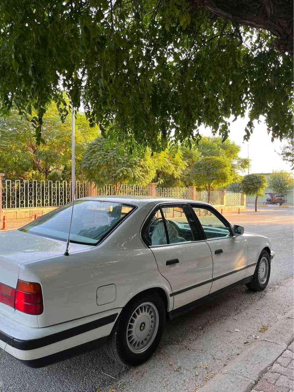 بیئێم مۆدیێل ١٩٩٢
مەکینە 535i
بێسەرەتا ساخ ساخ 
بێ بۆیاخ بێ لێدران 
شتی تازە و لۆک 
گێڕ عادی 
مواسەفات 
چوار جام کارەبا پەردە قفڵ مەرکەزی و ئێڕباگ
چرکەی نیە و تەقەو ڕەقەش بە شەرت 
تەبرید ی سارد و گەرم بە شەرت
ناو نیلی 
*********** السليمانية, العراق
