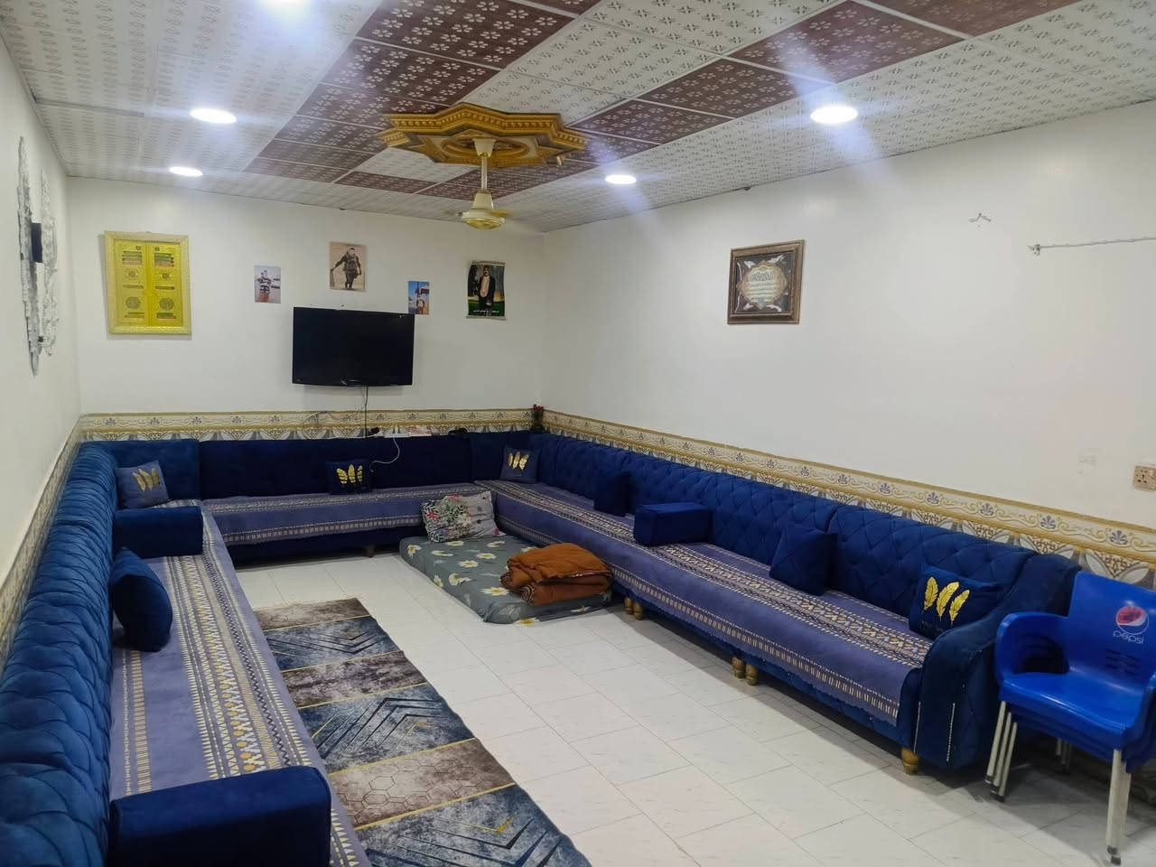 سلام عليكم بيت للبيع خلف الملعب شارع احمد الوائلي رقم 6مساحته البيت 150 يحتوي ع طارمه جبيره براني 8٪4 ومطبخ حار وبارده وصالتين وغرفه ومنور كل الخدمات متوفره للباب سعر 60وبي مجال
الاتصال ***********
