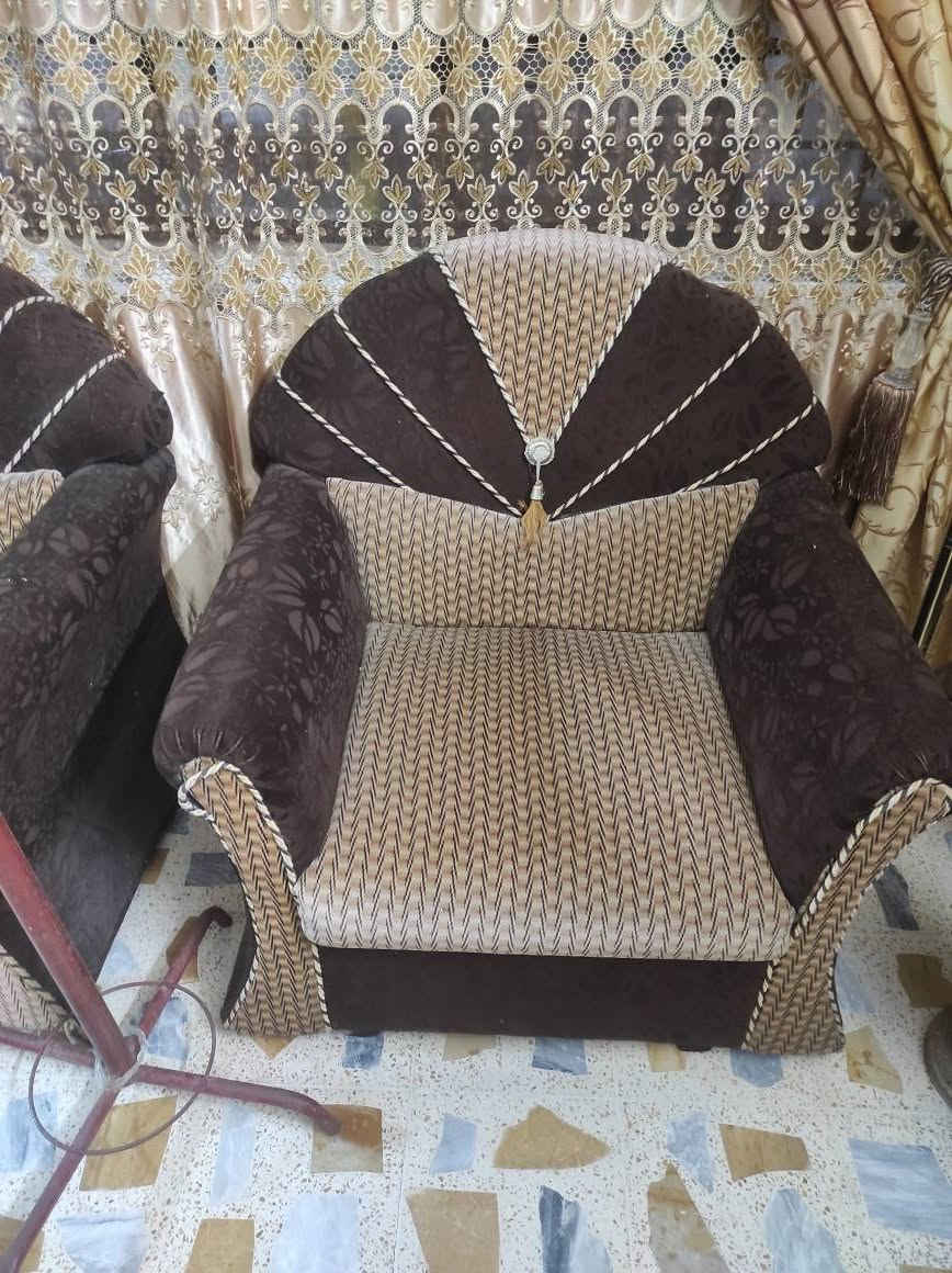 للبيع 
طخم ونصف يحتوي على 
3 قنفات كبار
6قنفات صغيره
بحاله جيده 
للتواصل *********** موصل, نينوى
