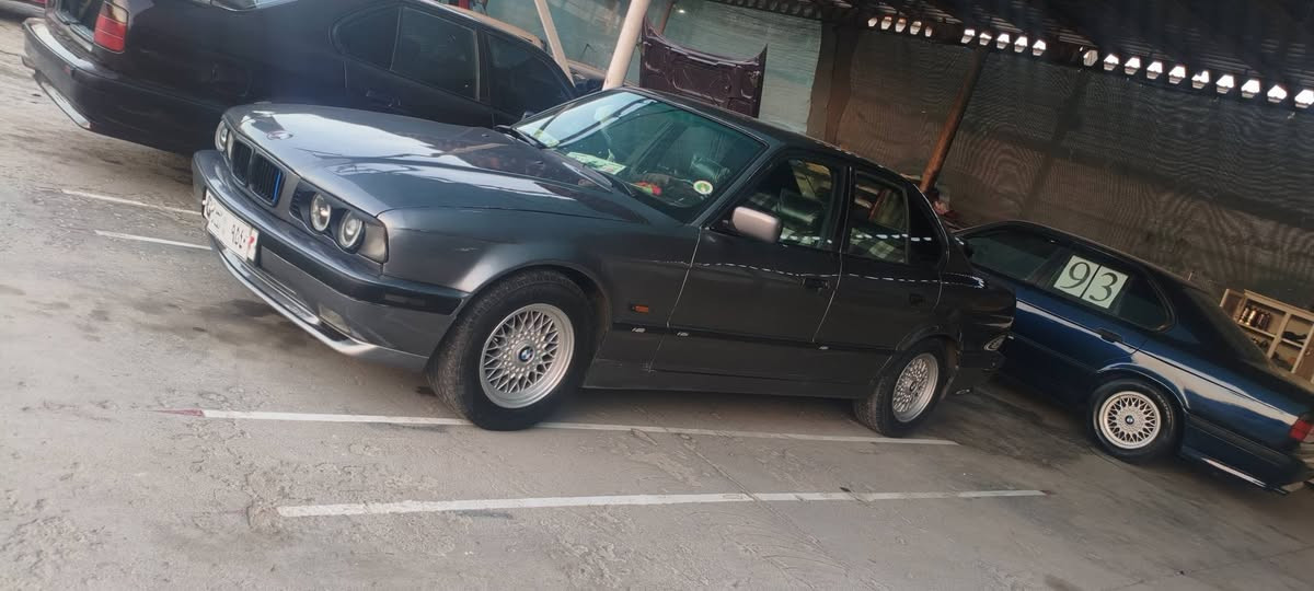 ماشاءاللە ❤️🇩🇪.  BMW .1992 
520i گێڕڕ عادی 
بەشەرتی گێڕوو مەکینە نە بوخاری هەیە نە سەرف بەشەرتی 10 فیتەر 
ئارمی پلاستیکی سلێمانی ئاڕمە تازەکانە 2025 بەشەرتی ئەوەلیات و حاسیبەو خەرامەو داروو بەرد .ئەتوانی ئاڕمەکەش بکەیت بە ناوی خۆتەوە . 
4جام کارەبای . 
ناوێکی زۆر جوان 
4 مکەبەرەی بیلادی بی ام 
نرخەکەشی داوای 42 گەڵاو معامەلەیکی برایانەی لێ ئەکەم . 
سەیارەکە وەسفی ناوێ ڕووبوڕوو جوانترە . 
شوێن سلێمانی 
*********** السليمانية, العراق

نص مكتوب في الصور:
- بنکەی ئاسایشی بەکرەجو- بەشی نەهێشتنی تاوان Sulaymaniyah, Iraq