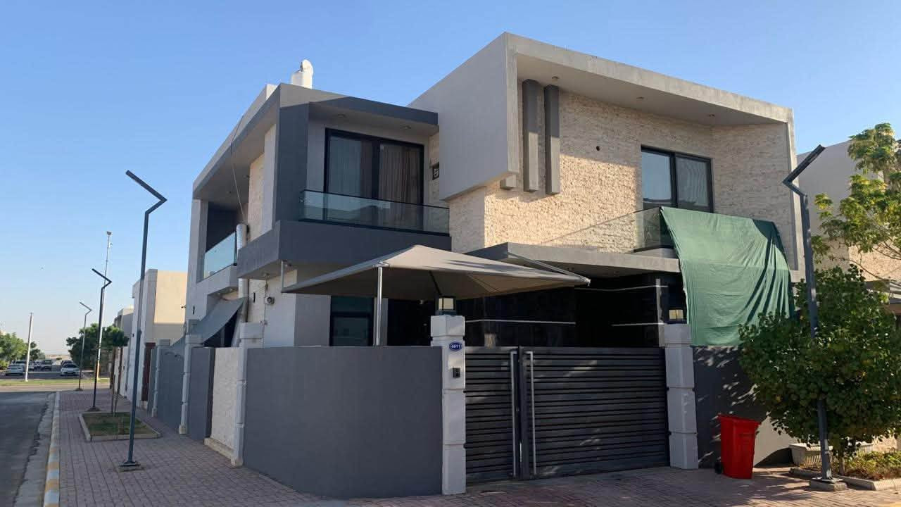 🏡 للبيع بيت مميز في مجمع الفاروق 1 – سما فيلا
📍 الموقع: مجمع الفاروق 1
🏠 نوع الوحدة: سما فيلا
📐 المساحة: 270 م²
📌 الموقع: ركن
✨ تفاصيل البيت:
• 5 غرف نوم، منها غرفتان في الطابق الأرضي، واحدة منها سويت.
• 3 غرف نوم في الطابق الأول، جميعها سويت.
• بالكونة خاصة لكل غرفة نوم.
• أرضيات الطابق الأرضي مرمر.
• أرضيات الطابق الأول بورسلين.
• استقبال معزول عن باقي البيت مع صحيات خاصة.
🔷 الأعمال الخاصة المنفذة في البيت:
• المطبخ ، والـ6 صحيات، جميع جدرانها سيراميك الإسباني 🇪🇸.
• تنفيذ عازل فوم في السطح الأول والثاني.
• السطح الأول كاشي موزائيك بدلاً من الشتايكر للمحافظة على النظافة وسهولة الاستخدام.
💰 السعر: 260 مليون مقدماً ويتم تحويل القرض إلى اسم المشتري، ويكمل المشتري تسديد الأقساط المتبقية.
📞 للاستفسار والتفاصيل مراسلة الرقم:
***********
