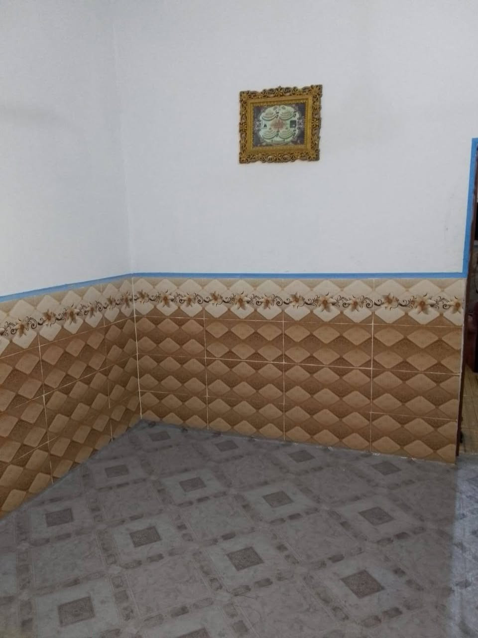 🏠 دار للبيع في موقع مميز جدًا – اليرموك 2

📍 الموقع: اليرموك 2، مقابل قرية الغدير، وبالقرب من مول الغدير للتسوق.

📐 المساحة: 80 متر
📏 الواجهة: 5.5 متر
📏 النزال: 15.5 متر

📄 زراعي سند 25 معاملتة مطوبة كاملة من البلدية 

🏡 تفاصيل البناء:
• عكادة درجة أولى
• مطبخ
• استقبال وصالة
• حمام داخلي للصالة
• منور مكشوف
• غرفة نوم مع حمام داخلي
• هزارة سيراميك
• أرضية سيراميك للبيت بالكامل
• بيت مرتب وحلو وجاهز للسكن

💡 الخدمات متوفرة بالكامل:
ماء 💧 | كهرباء ⚡ | إنترنت ضوئي مقابل الدار 🌐 كابينه مولده  مقابل الدار

📍 موقع استراتيجي وشارع جيد ، ومقابل مول الغدير للتسوق .

💰 السعر 21 وبيه مجال 

📞 للتواصل والاستفسار:
اتصال فقط: ***********
واتساب: ***********

🔑 والبيت قابل للمعاينة.
