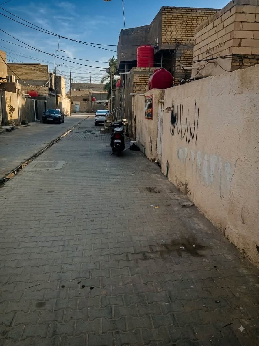 بيت للبيع طابو صرف المساحة 160متر البيت يحتوي على مشتمل صغير بي غرفتين غرفه كبيره وغرفه صغيره  ومطبخ وصحيات وبجانبه باقي القطعه متوفر جميع الخدمات وشارع 10متر وكله مقرنص 
العنوان الرميثة  قرب الجنسية السعر 110وبي مجال بسيط للاستفسار اتصل على الرقم ***********

