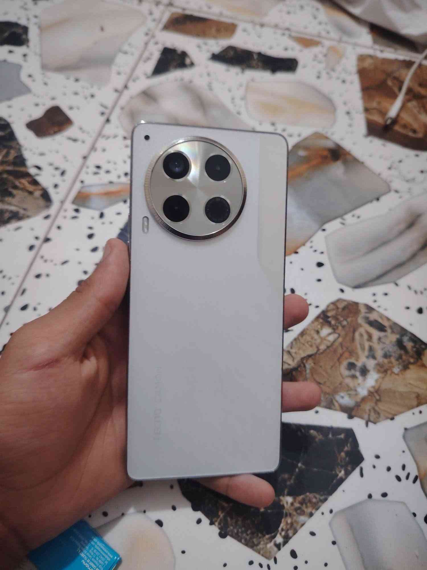 تكنو كامون 30 4G
ذاكرة 256 رام 16
يدعم شحن سريع
شرط ماَمفتوح كاميرا فول
ببجي يدعم 90 فريم او 60
نضيف جلخ مابي
سعر 220 بي مجال شراي تعال هسه اخذو باجر جمعه اطلع ابيعو
