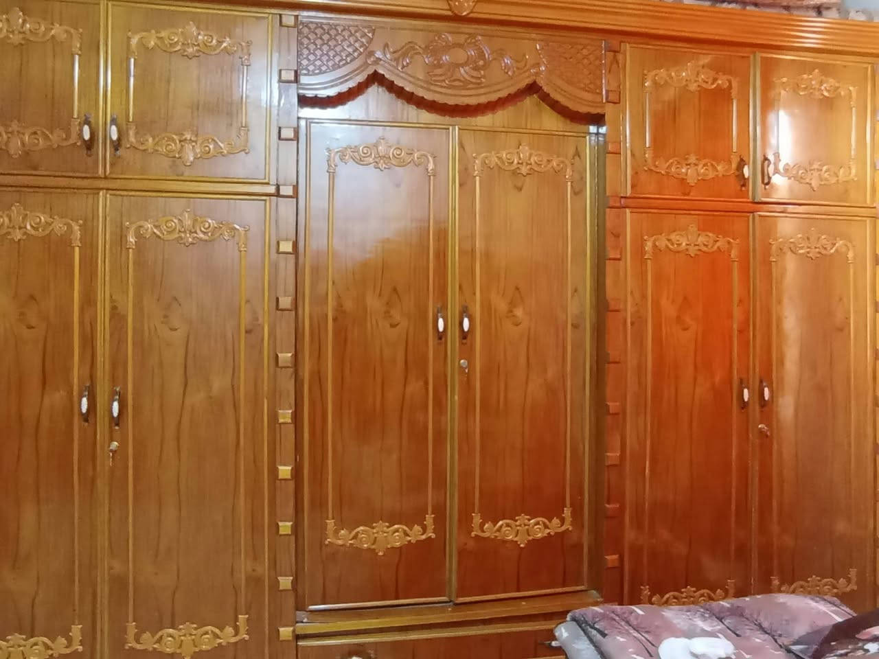 السلام عليكم غرفه اخشاب تسكام الأصلي درجه أوله مستخدمه قليل جدن للبيع سعره ٨٠٠ والله بايعه بربع سعره اليريده يتصل *********** الموشراي لا يشلع كلبي مستعجل عله بيعه
