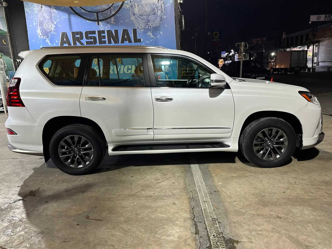 للبيع لكزز برادو   2018    GX 460 خليجي
صيانه ودهن لحد الان بشركه 
8 سلندر رقم بغداد
 ماشيه 70.000 
فول مواصفات 1/1  

المواصفات :

1- فتحة سقف 

2- حساسات خلفية وامامية وجانبية

3- كامرات مع رادارات 

5- تحكم ستيرن جهتين 

6 - نضام ECO الاقتصادي

7- ثلاجة تبريد 

8- مري شفط 

9- فور ويل 

10- نضام GBS

11- الابواب مع الجنطة 5 بصمات

12-كشنات جلد تدفئة وتبريد كهربائية 

13- نضام خزن ميموري 

14- جكات 

15 - كشنات جلد قرميدي 

16- قيادة ذاتية 

17- عدسات لايت زنون متحركة مع تحكم بمستوى الانارة 

18-علامات ترحيب ابواب 

19- نظام تشغيل عن بعد 

20- 7 راكب

21- ويل كب  حجم 20

22_ 8 ايرباك

23- تبريد 4 قطع

24- 3 شاشات كبيرة

25- ليد انارة 

26- مانع انزلاق 

27- هوك خلفي

28- بصمة تشغيل

29- بلوتوث

30- زراكات لايت ( تنضيف الايتات)

31- ستيرن كهربائي متحرك مع تشغيل البصمة

السعر 44.000 $

العنوان/ زيونه 

الأتصال على الرقم ***********
