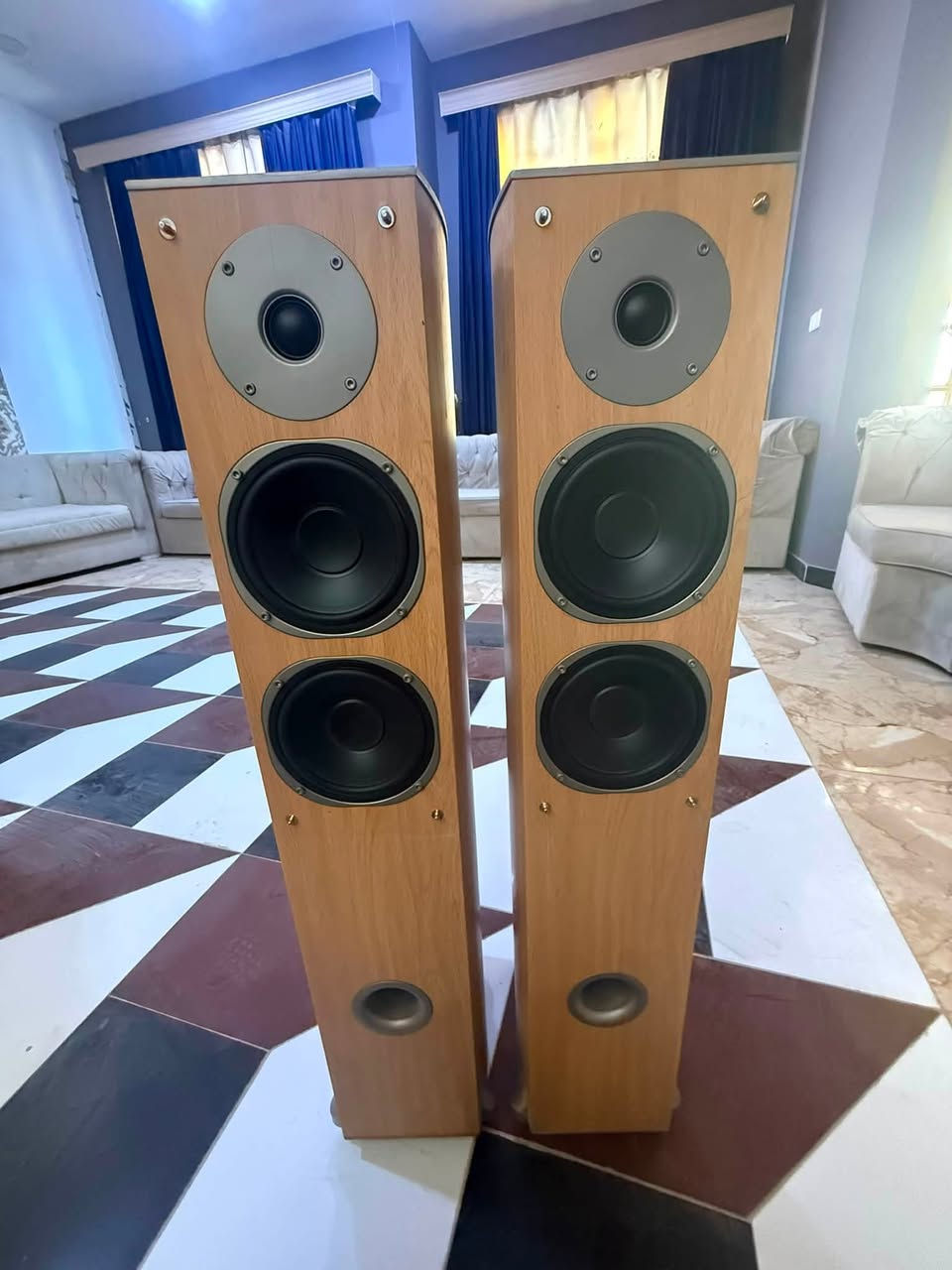 زوج سبيكرات عموديه الارتفاع 90 سم بحاله جيده جداً ماركة ((راديو نت )) اعتقد صناعة المانيا تفاصيل القدره والصوت موضحه في الليبل .. درجة النظافه عاليه جداً بدون تصليح او خدش او عطل ... صوت راقي جداً ... السعر 250 الف .. ***********
