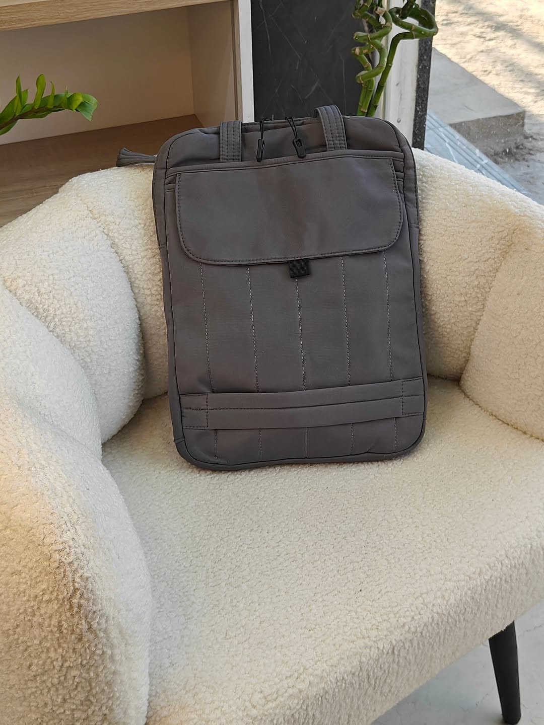 🎒 جنطة عملية وأنيقة للاستخدام اليومي
حجمها أكبر من اللابتوب بشوية، ومناسبة للابتوب أو الملازم والأوراق 📚💻
✨ من الداخل مبطنة بالإسفنج والقديفة حتى تحافظ على محتوياتها
💧 القماش الخارجي ضد المي
👜 تحتوي على 4 جيوب: • جيب بسحاب ومقسم إلى خانتين
• جيب لزكة
• جيبين مفتوحات
متوفرة بـ 5 ألوان 🌷
💰 السعر: 18 ألف
🚚 التوصيل لجميع محافظات العراق: 5 آلاف
📸 التصوير حقيقي من داخل المحل 🌱
