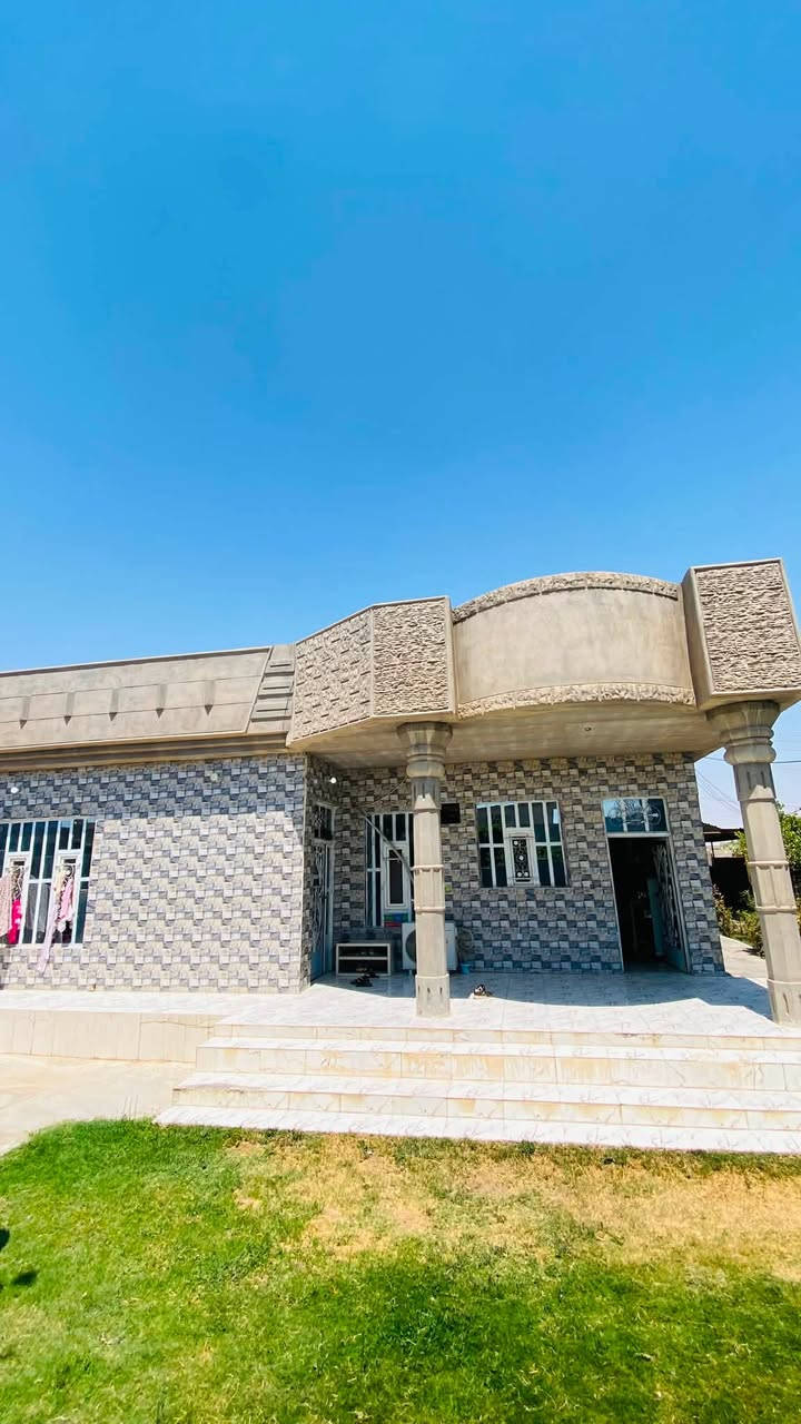 السلام عليكم
منزل في حي الصمد 
مساحه البيت 520 
يتكون غرفتين نوم 
يتكون من هول كبير 
يتكون من صاله 
يتكون من ربعه 4/8 
حديقه  صحيات خارجيه 
صحيات داخليه 
السعر 55 مليون وبي مجال 
الموقع حي الصمد قرب جامع عتبه بن غزوان

لل استفسار ***********
