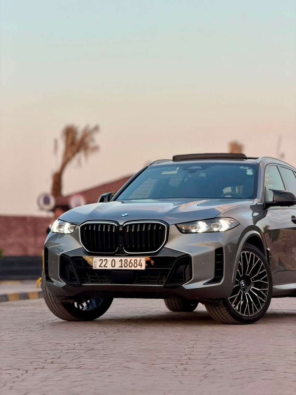 BMW X5 SDrive40i (Luxury line)
السنة: 2024
الممشى: 69,000 ميل
السعر: 46,500 $
السيارة محدثة MKit
وارد امريكي كلين تايتل
الموقع: الموصل

المحرك ونظام الدفع:
TwinPower Turbo لتر 3.0 سلندر خطي سعة 6 محرك *
(Plug-in Hybrid ليس) 48V Mild Hybrid نظام *
* القوة: 375 حصان
* عزم الدوران: 540 نيوتن متر
* ناقل حركة أوتوماتيك ZF ب 8 سرعات
(RWD دفع خلفي) S-Drive نظام دفع *
الأداء:
* تسارع 100 - 0 كم/س: حوالي 5.3 ثوانٍ
* السرعة القصوى 250 كم/س (محددة إلكترونيًا)
المواصفات:
M Sport باكج *
Sensafin مقاعد جلد *
* مقاعد أمامية كهربائية مع ذاكرة
* تدفئة وتبريد للمقاعد الأمامية والمقاعد الخلفية تدفئة
BMW Curved Display شاشة *
BMW iDrive 8.5 نظام *
* Apple CarPlay + Android Auto لاسلكيًا
* كاميرات 360 درجة
* حساسات أمامية وخلفية
* مثبت سرعة متكيف
* رادار + مانع تصادم
* نظام المحافظة على المسار
* مراقبة النقطة العمياء
* فتحة سقف بانورامية
* شاحن لاسلكي للهاتف
(Ambient Lighting) إضاءة داخلية محيطية *

* نظام صوتي HiFi (أو Harman Kardon حسب التجهيز)
* باب خلفي كهربائي
Adaptive LED مصابيح *
* جنوط M Sport مقاس 22 أنج
* نظام الثبات الإلكتروني + ABS
* نظام إنذار + قفل مركزي

السيارة جاهزة من كافة النواحي مايحتاجلها ولادينار مصرف
اعتذر عن المراوس فقط بيع والسعر بيه مجال جدا جدا بسيط
مكان السيارة:الموصل
للتواصل ***********
غير متواجد على الفيس
