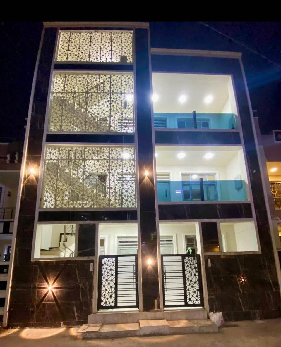 🏢 للبيع – بناية استثمارية مميزة في بغداد / الدورة – شارع ليمونة (المربع الأول)

✅ تفاصيل العقار:
• طابو زراعي ملك صرف – سند 25
• المساحة الرسمية: 150 م²
• واقع الحال: 167 م²
• بناية حديثة الإنشاء
• تتكون من 6 شقق سكنية
• مؤجرة بالكامل (الأرضي للعوائل، وباقي الشقق للطلاب)

مواصفات كل شقة:
✔️ غرفة نوم
✔️ صالة
✔️ مطبخ
✔️ خدمات صحية
✔️ حولي
✔️ منور

💰 السعر: 650 مليون دينار عراقي
💵 الوارد الشهري: 3250  دينار عراقي

📞 للاستفسار والحجز:
***********
*********** بغداد, العراق
