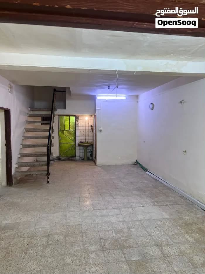 بيت كلاسك طابق ارضي معزول للايجار في يرموك حي نفط مساحه عقار ١٧٠ متر يحتوي على
غرفتين نوم

صاله

مطبخ

صحيات

منور + كراج سياره

سعر الايجار ٨٠٠ الف عوائل للاستفسار ***********

نص مكتوب في الصور:
- السوق المفتوح OpenSooq
