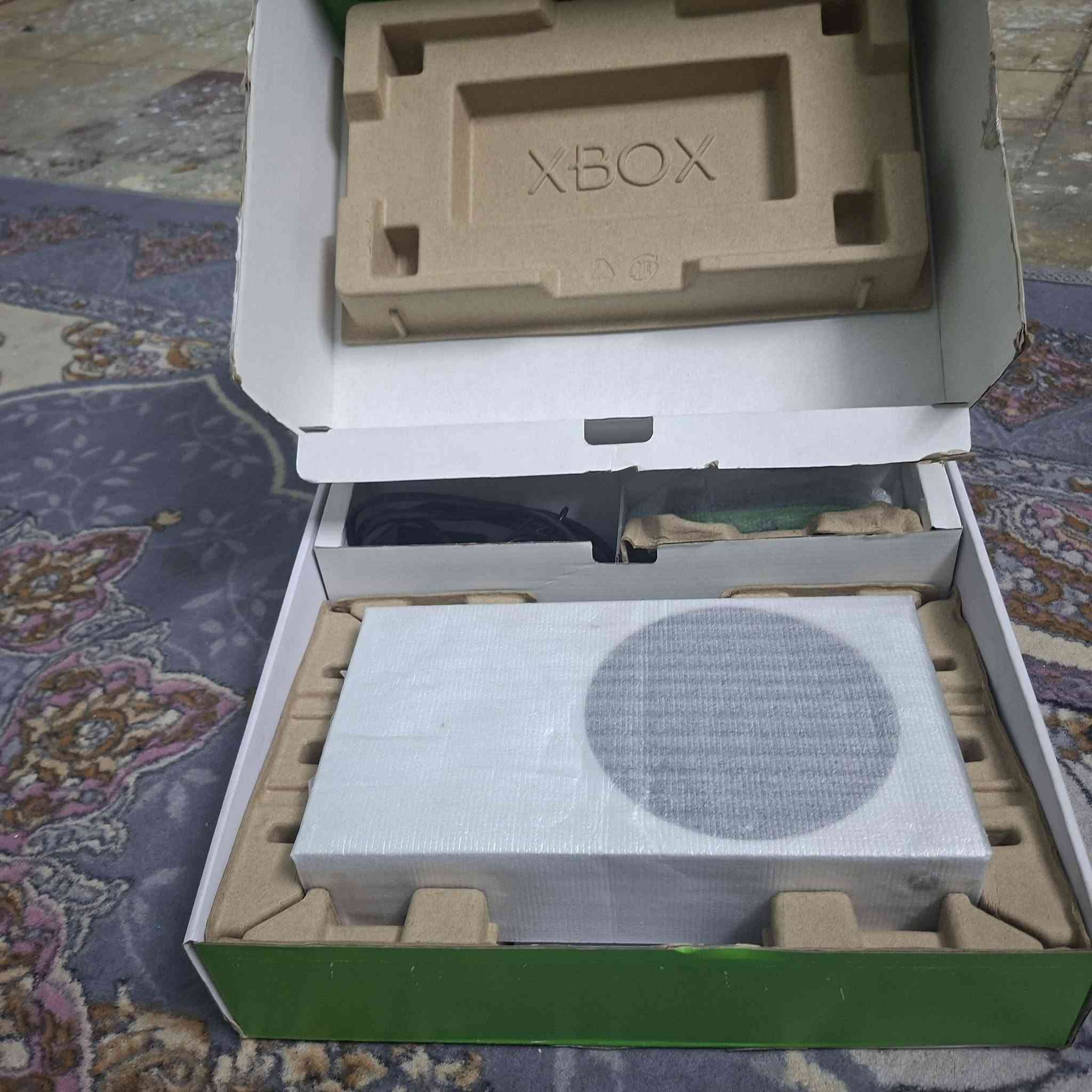 السلام عليكم 

Xbox series s للبيع 
وياه سماعة KOTION G3100
و بطارية شحن اليد شحن ٤ ساعات تعطي ٢٠ ساعة استخدام متواصل 
والجهاز مع الحساب 
الحساب بيه لعبة مودرن 2 و قراند 5 اونلاين مستوى 220 

الجهاز نظيف مثل بالصور واستخدام بسيط
السعر 400 الف  

واتساب ***********
