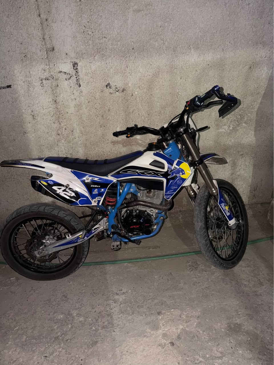 سلام عليكم دراجه crx موديل2024 محرك350
رايده بمليون ونص وبيه مجال حك جيه 
رقمي *********** بغداد, العراق
