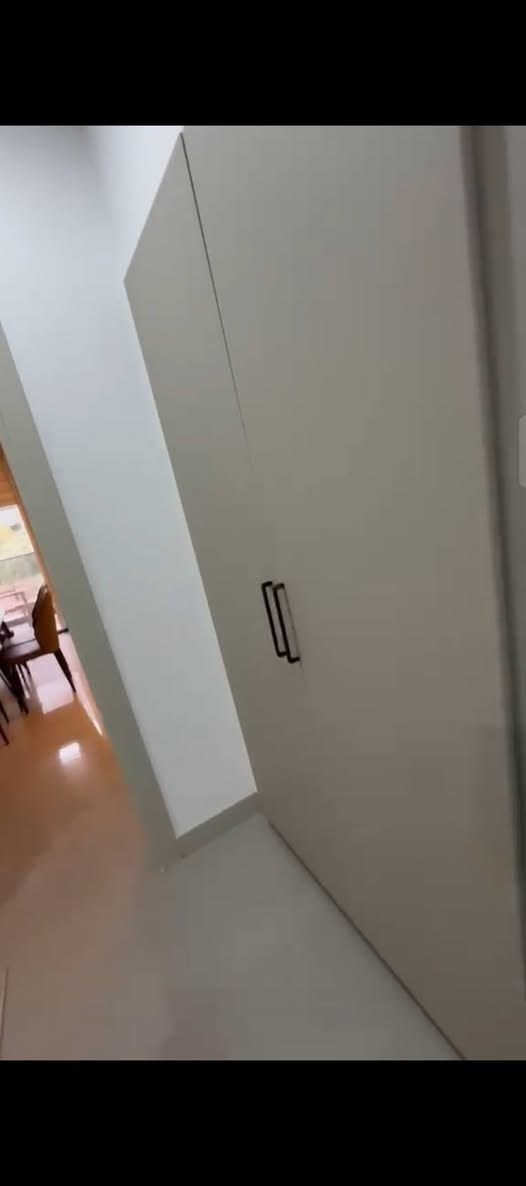 شقة مؤثثة بالكامل للبيع للإستثمار..مساحة ١٤٠ متر..مجمع النسيم حي الحسين..الاثاث ممتاز وجديد..غرفتين نوم وصالة.. تبريد مركزي..للإستفسار ***********
