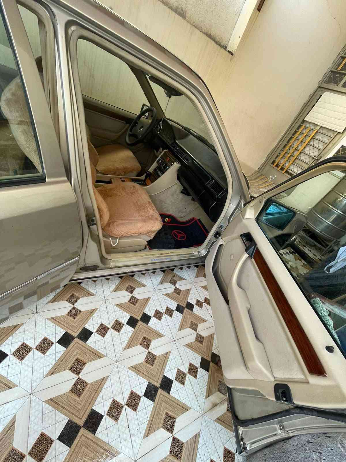 السلام عليكم سياره مارسدس موديل ٩١ رقم ديالى انكليزي مشروع وطني سنويه نافذه منذ شهر مكينه بلاد كير اوتماتيك صدر تخم تاير تبريد تدفئه كله مكفول السعر ٧٠ بيه مجال بسيط العنوان ديالى كنعان الرقم ***********
