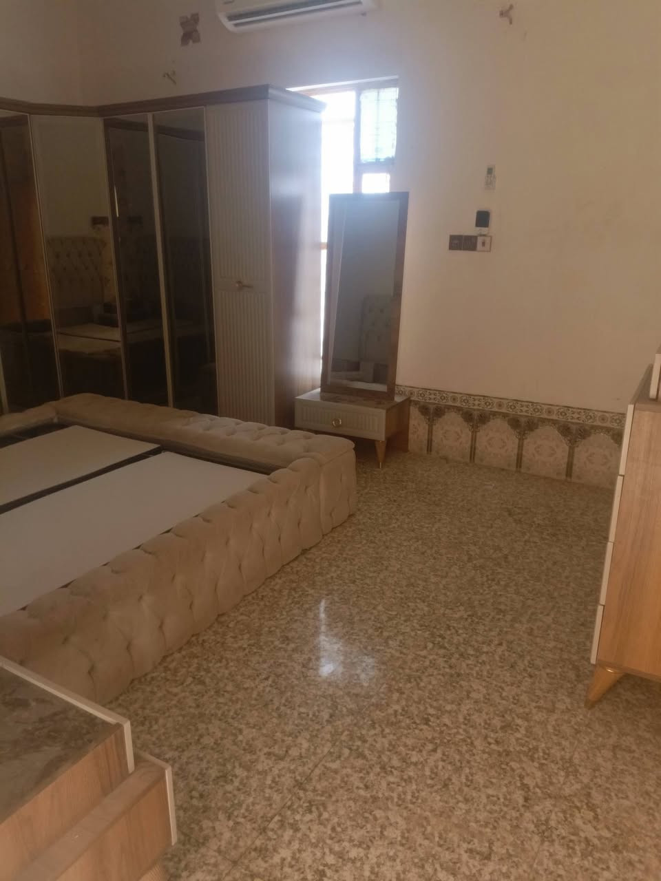 سلام عليكم بيت للبيع جاهز للسكن
حي الزهراء ع  غرفتين وصاله ومطبخ وديوانيه وحمام داخلي وخارجي سيراميك على شارعين ركن ماء كهرباء 
سعره ب 35 وبيه مجال للشراي 
مراسله الحساب أو الاتصال على الرقم 
***********
