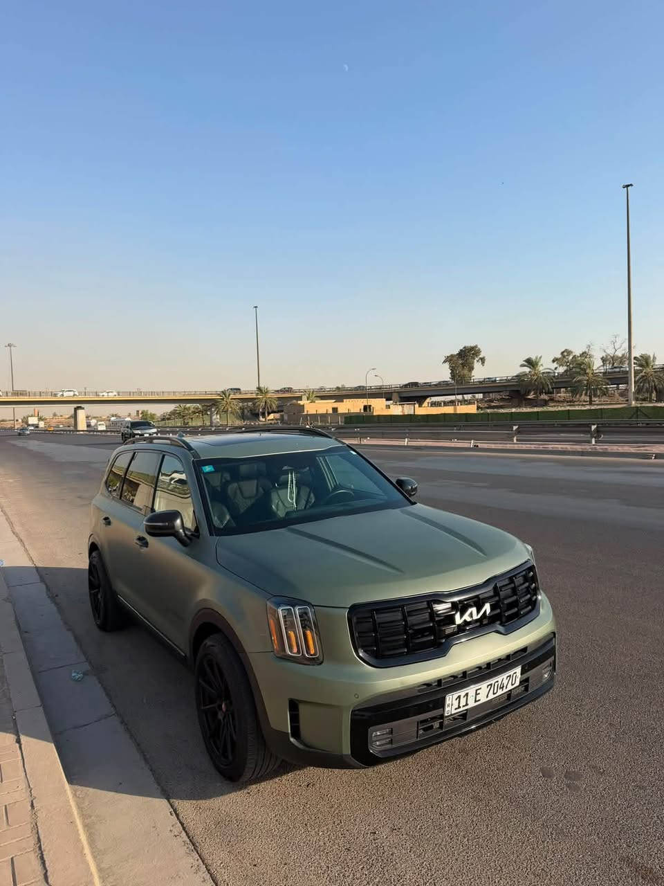 للبيع: كيا تلرايد (Kia Telluride) موديل 2024
السيارة فول مواصفات 1/1 بحالة ممتازة وجاهزة للاستخدام، 
تفاصيل السيارة:
 النوع: كيا تلرايد (Kia Telluride)
 الموديل: 2024  وارد أمريكي كتاب شهداء
 اللون الخارجي: زيتوني لامع ميتاليك السياره محميه بأفلام الحمايه الشفافه PPf مات (مطفي) مميز جداً
 اللون الداخلي: جلد أصل بجلد أسود (كراسي منفصلة / كابتن)
 الرقم: بغداد (ألماني)
المواصفات العالية (فول 1/1):
 فتحه سقف بانوراما مزدوجة
 شاشة دشبود ديجيتال كاملة مع شاشة شاشة وسائط كبيرة
 ويل أوفسيت أسود مميز
 كراسي جلد كهرباء مع نظام تدفئة وتبريد
 نظام دفع رباعي / قيادة متعدد وضعيات (Smart / Eco / Sport)
 حساسات أصلية أمامي وخلفي مع كاميرات
 نظام الحفاظ على المسار والرادار الجانبي والأمامي
 إضاءة LED حديثة وكشافات
 نظام صوتي راقي
 تشغيل عن بعد وبصمة دخول
التواصل:***********
 السعر :250$ قابل للتفاوض 
 مكان السياره بغداد زيونه
