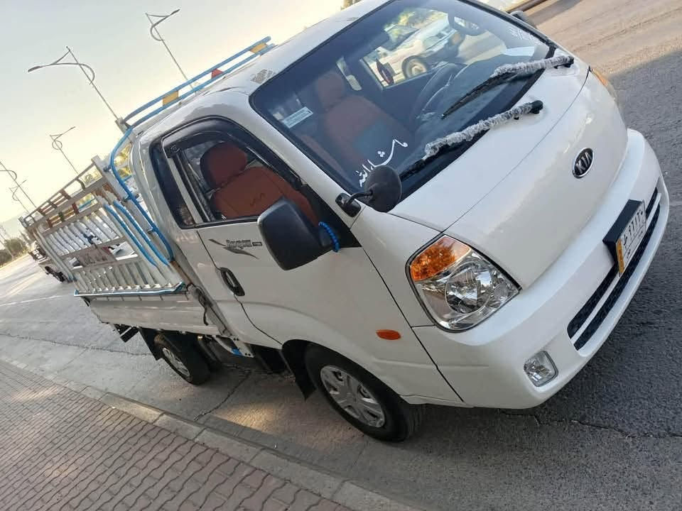 کیا مۆدیل 2009 سی هه زار
مە کینە رە ش چمچە 
کوشن جلد کوشن هیتەر
ئای پات کۆد کراوە 
ناوبۆدی کامل چمچە

ژمارەی خاوەنی سەیارە
***********
***********
