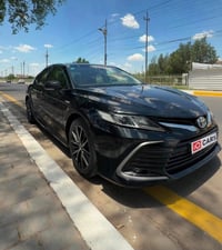 كامري هايبرد 2024 ياباني وارد خليجي  ماشيه 65 الف ضرر صندوك  محرك 2.5 ...