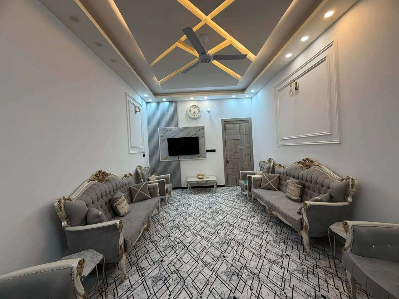 اعلان دار للبيع / ​📍

🏡 دار حديث للبيع (طابو صرف) في الديوانية 🏡
​يعلن مكتب قصر الباشا العقاري
 عرض دار حديثة ومميزة للبيع بمواصفات بناء ممتازة.
​📍 الموقع والعنوان
​المدينة: الديوانية.
​المنطقة: تقاطع النسر.
​أقرب نقطة دالة: قرب الشارع العام الرئيسي (الدغارة).
​ميزة الموقع: واجهة البيت مباشرة على الشارع العام الرئيسي.
​📐 مواصفات العقار العامة
​المساحة: 200 متر مربع.
​عدد الطوابق: طابقين (2).
​نوع البناء: كونكريت مسلح (بناء حديث لعام 2025).
​الوضع القانوني: طابو صرف.
​ملاحظة مالية: العقار مطلوب لصندوق الإسكان

⏰ بمبلغ 50 مليون دينار /💰 

​📋 تفاصيل وتقسيم الطوابق
​🔹 الطابق الأول:
​غرفة نوم.
​صالة واسعة.
​غرفة استقبال.
​مطبخ (نظام حار وبارد).
​شلال داخلي (لمسة ديكور مميزة).
​مناور عدد (2).
​مجموعات صحية (داخلية وخارجية).
​🔹 الطابق الثاني:
​ثلاث (3) غرف نوم.
​صالة.
​مجمع صحيات متكامل.
​📞 للمراجعة والاستفسار
​لمزيد من المعلومات أو لتنسيق موعد لمعاينة العقار، يرجى مراسلة الصفحة مباشرة أو الاتصال على الأرقام التالية:
​📱 ***********
​📱 ***********
​📌 عنوان المكتب: مكتب قصر الباشا - شارع أسواق طيبة - مجاور أسواق الدجلة
