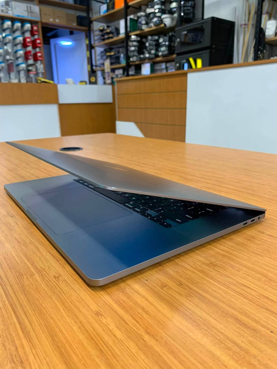 MacBook Pro 2019 16”
intel Core i7 Gen 9 
Ram 16 GB
Hard 500 GB
Battery Cycles 185
Clean 99% 
جداً نضيف و مشحون قليل 
مفيد للاستخدام العالي و المتوسط و الدراسي
وياه شاحنة اصلية 96W
***********
كربلاء حي الحسين
