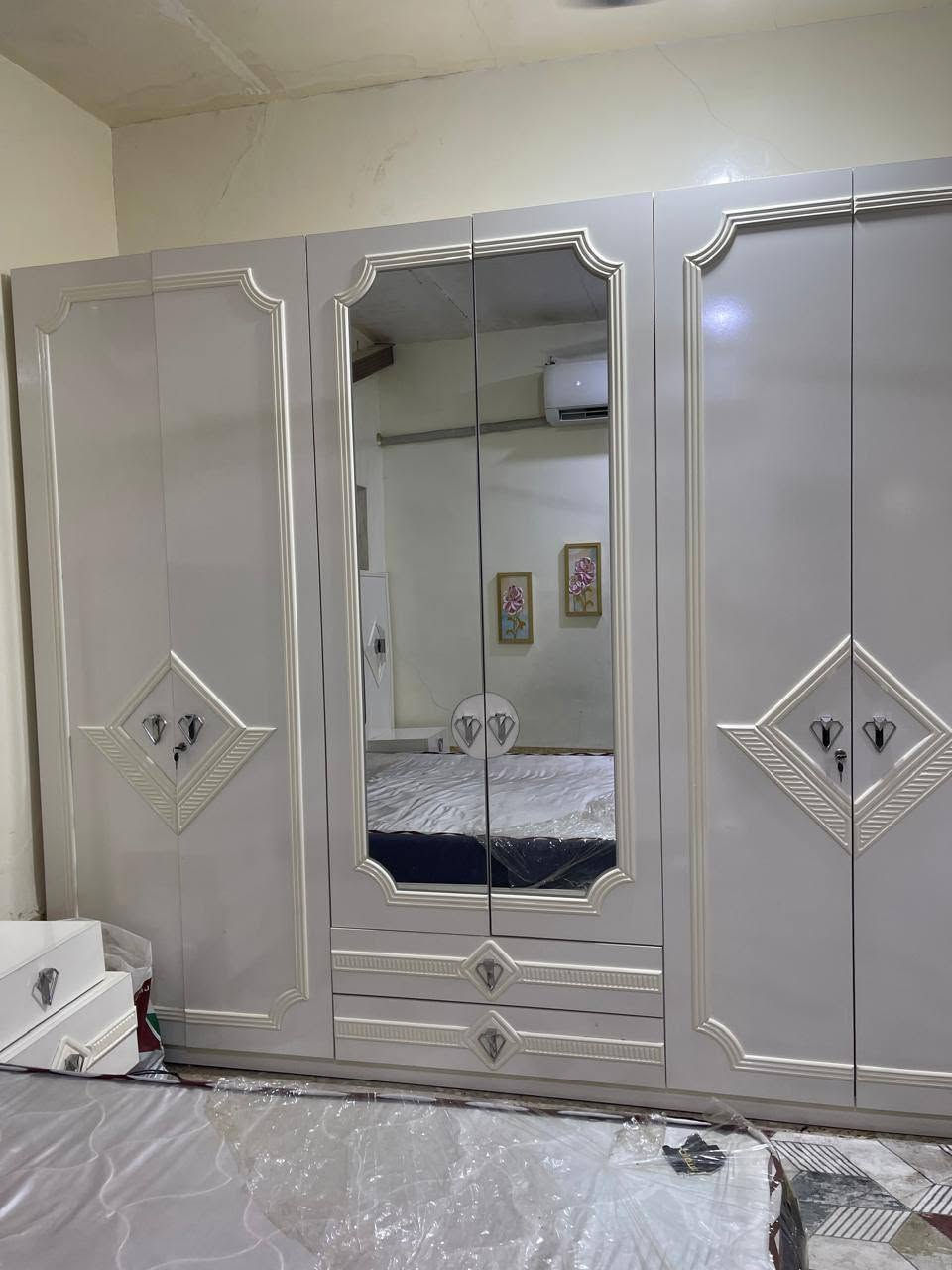 لغرفة نوم اوف وايت للبيع مستعملة استعمال قليل نظيفة جدا السعر مليون و 250 الف موجودة بالنجف للاستفسار هذا الرقم ***********

