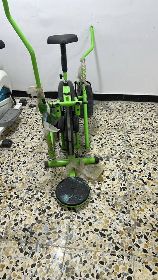 جهاز ع ٧٥ وبي مجال كلهن شغالات بس الاخضر اليده مالته بيها خلل بسيط وهذا رقم اتواصلو وياهم ***********
